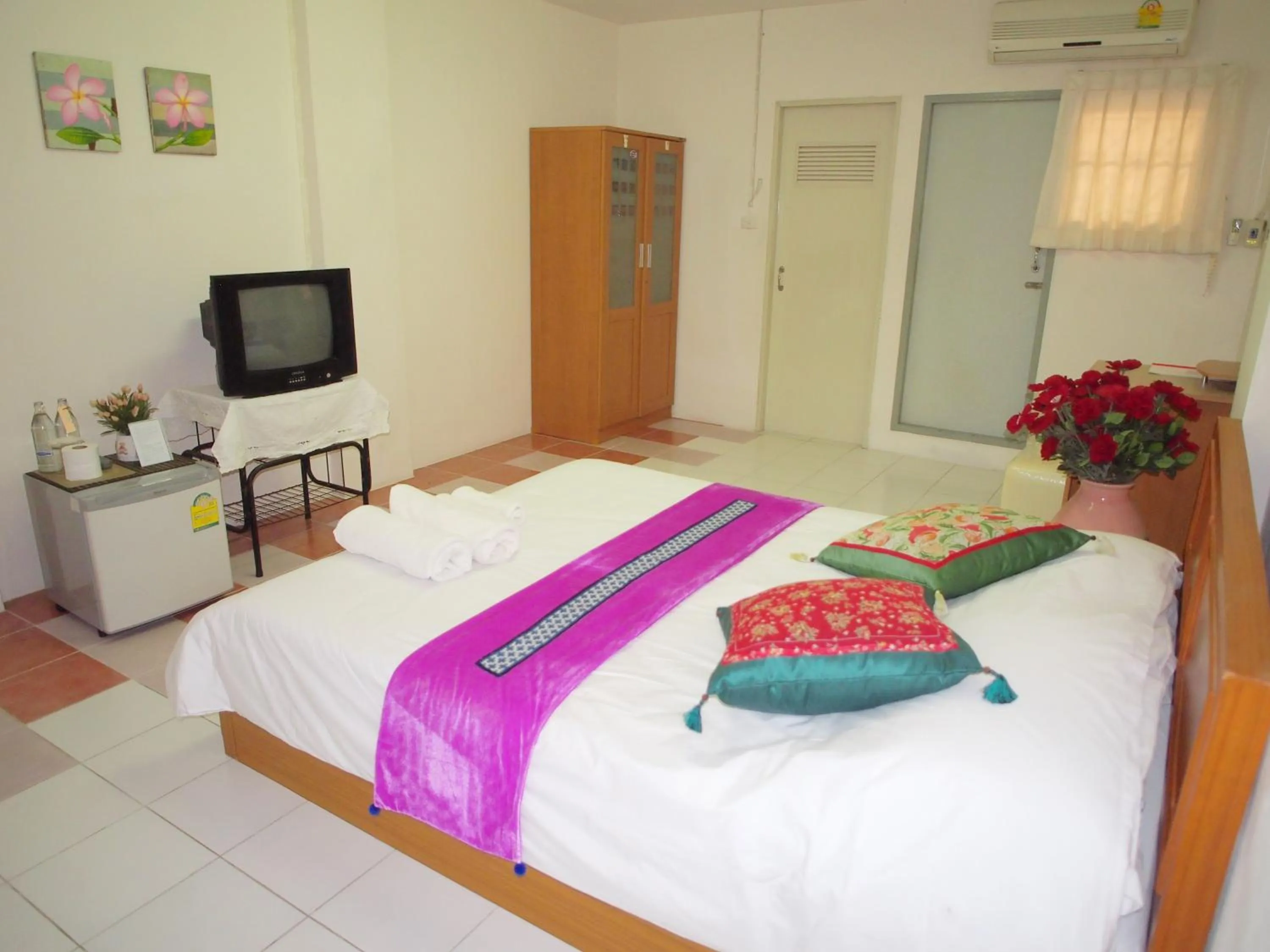 Photo of the whole room, Bed in Thanapa Mansion (Donmuang Airport)