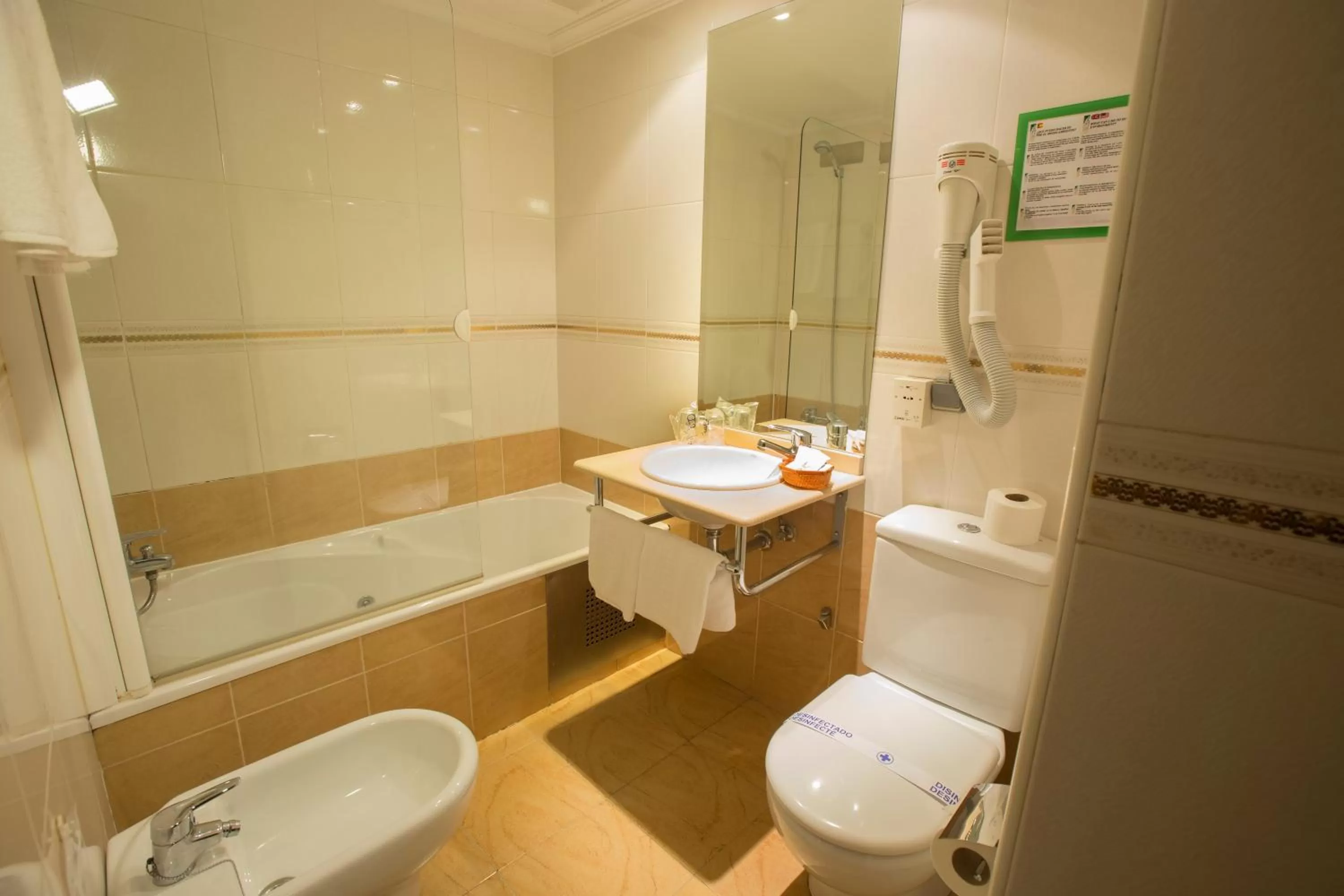 Bathroom in Hotel Reyes Catolicos