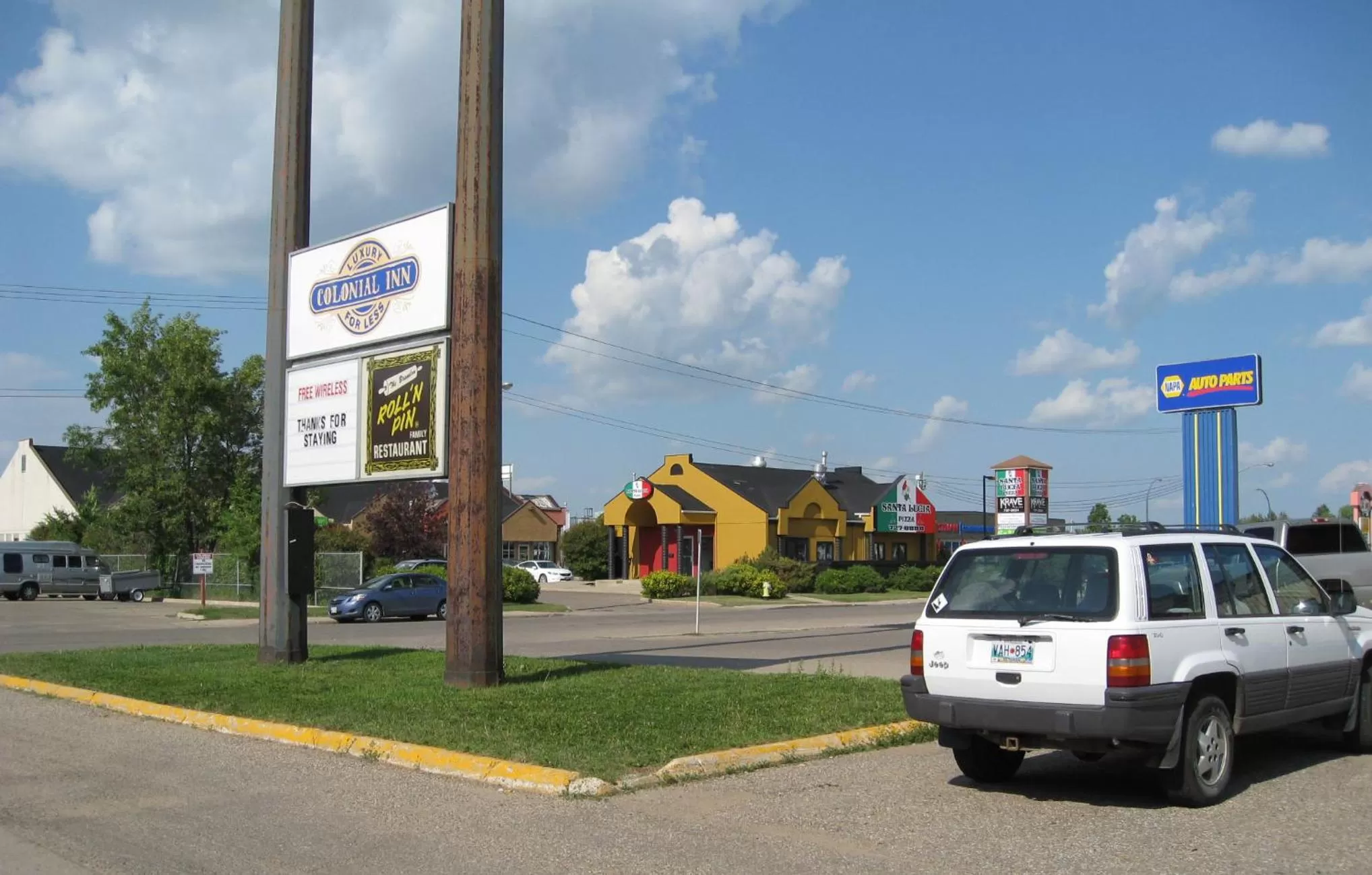 Facade/entrance in Colonial Inn