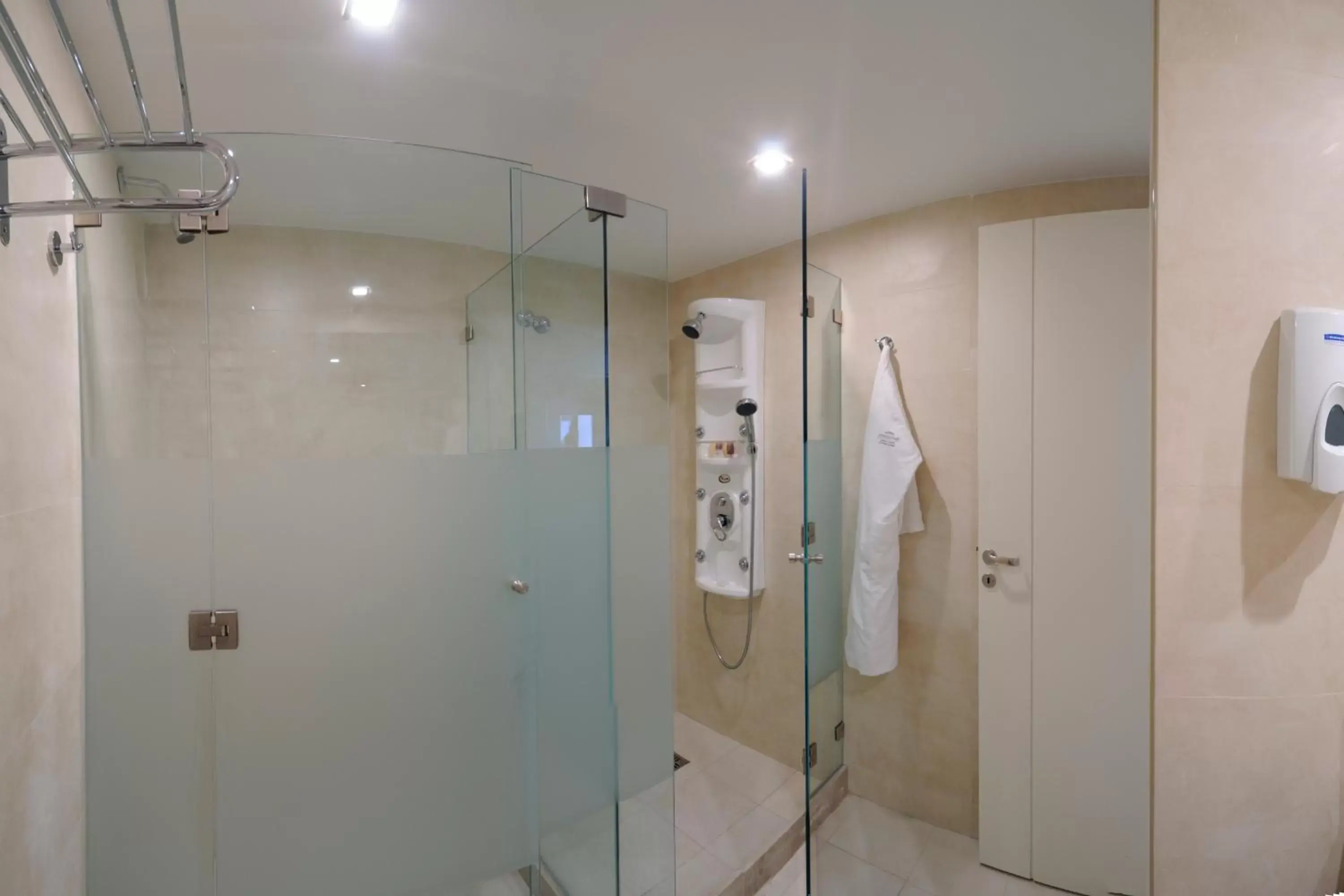 Spa and wellness centre/facilities, Bathroom in Howard Johnson La Cañada Hotel & Suites