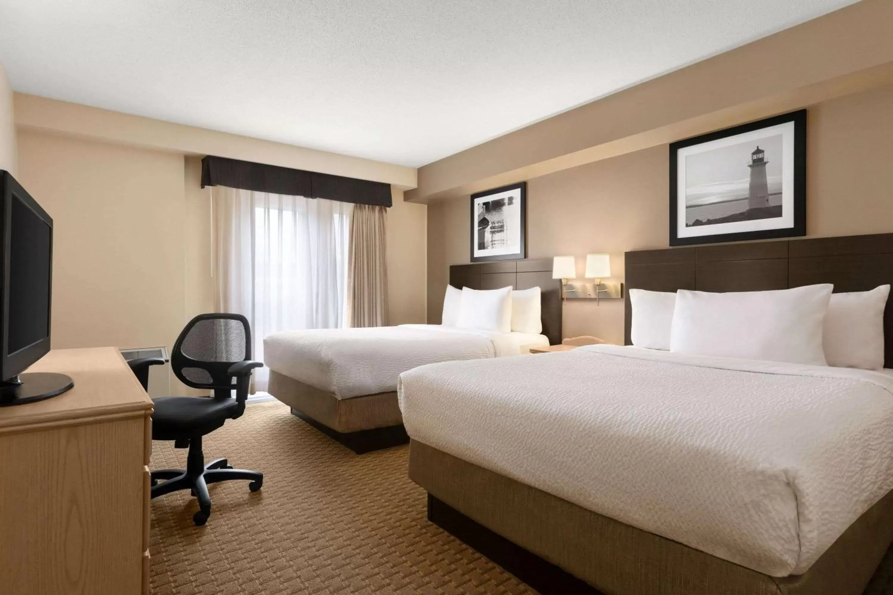 Photo of the whole room, Bed in Travelodge Suites by Wyndham Moncton