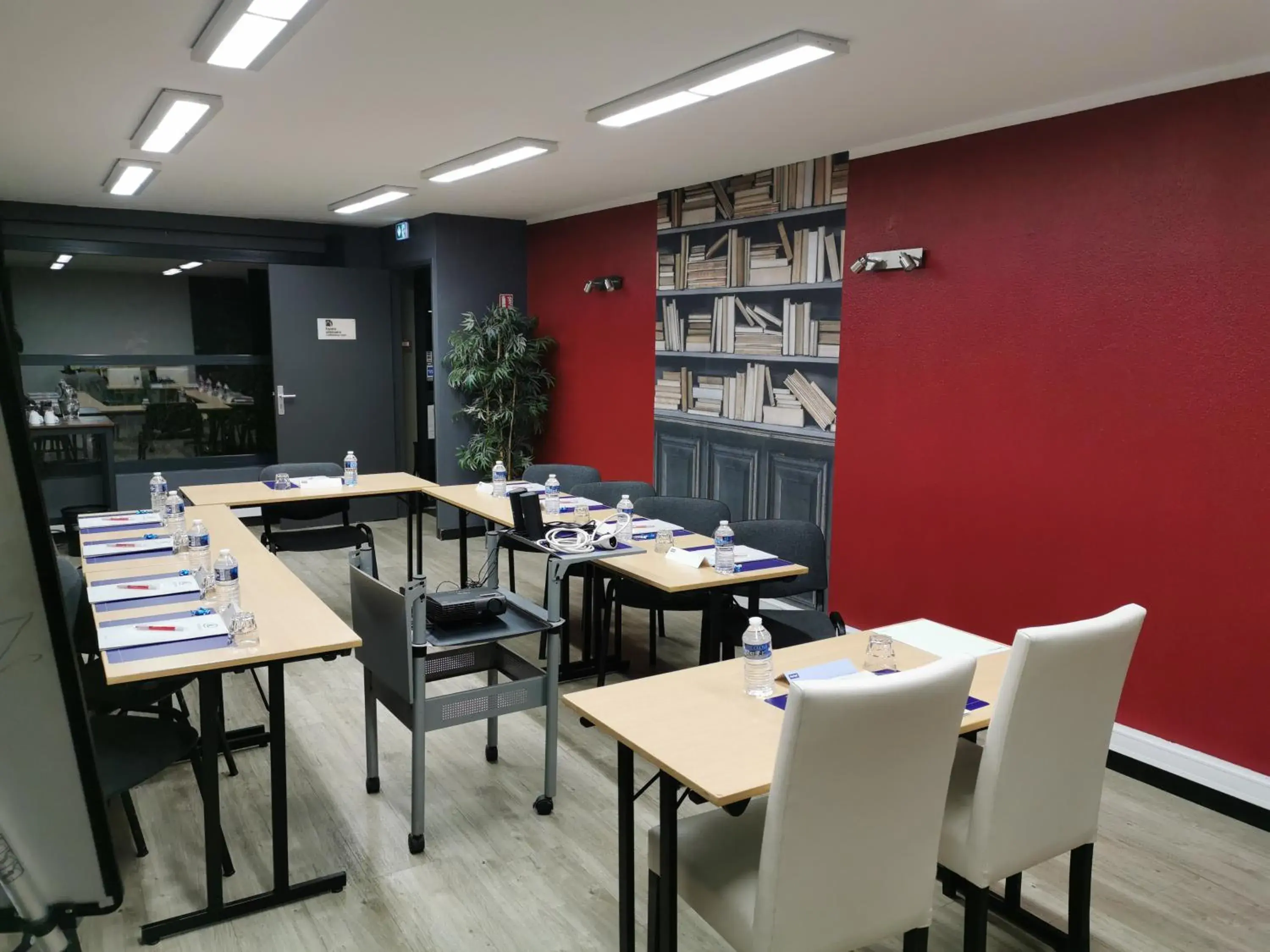 Meeting/conference room, Restaurant/Places to Eat in Kyriad Avignon Cap Sud