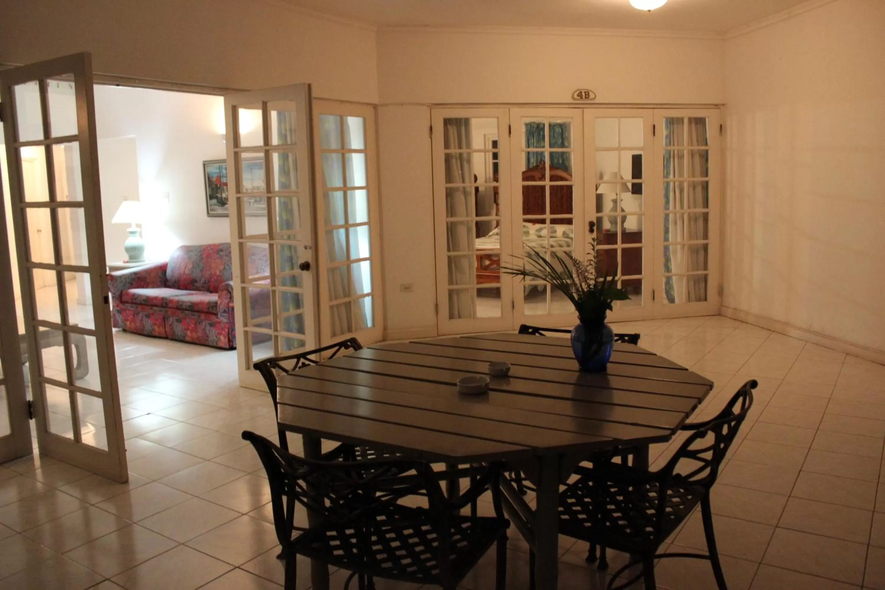 Dining area in Beachcomber Club Resort
