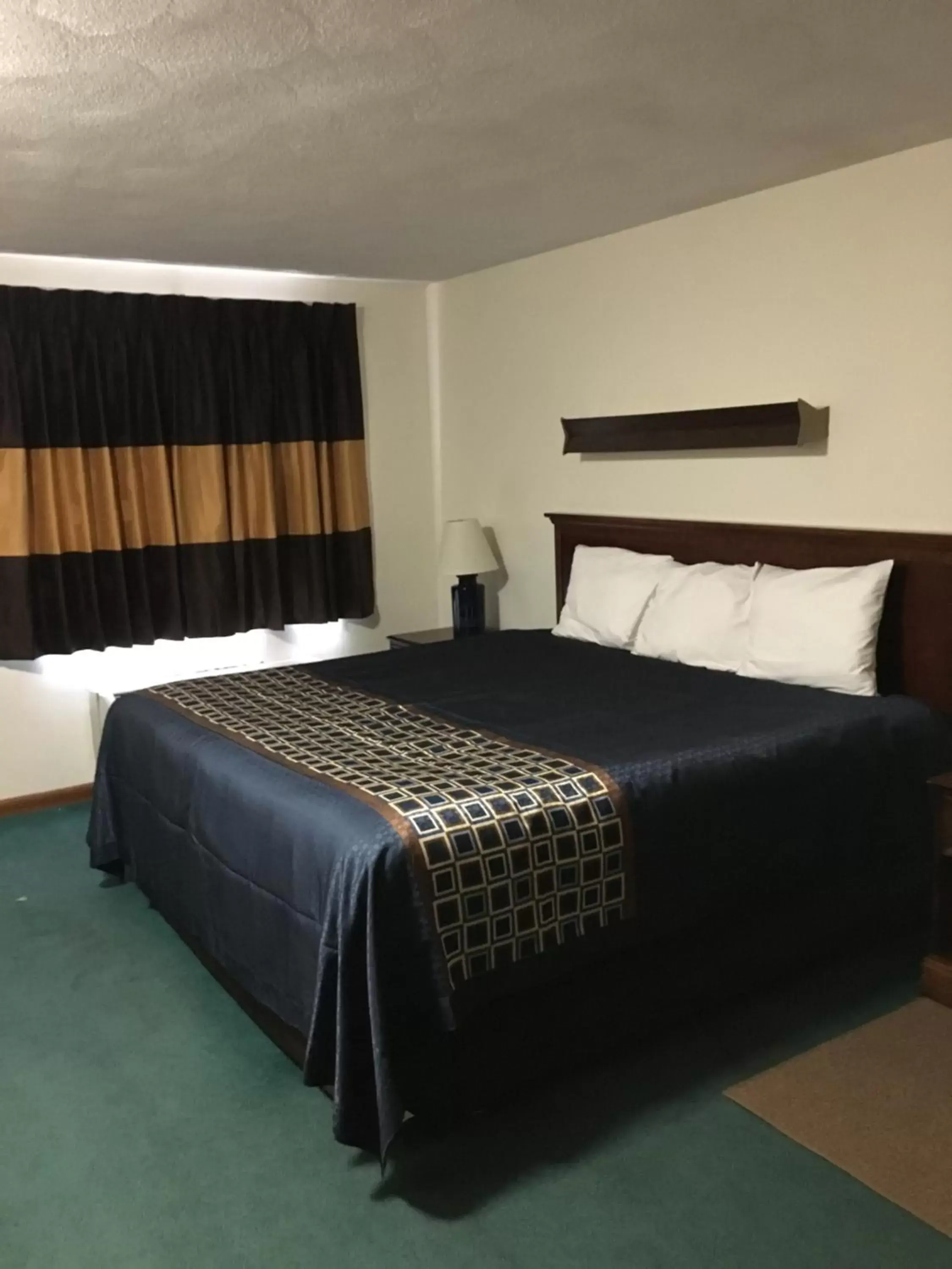 Bed in Wickford Motor Inn