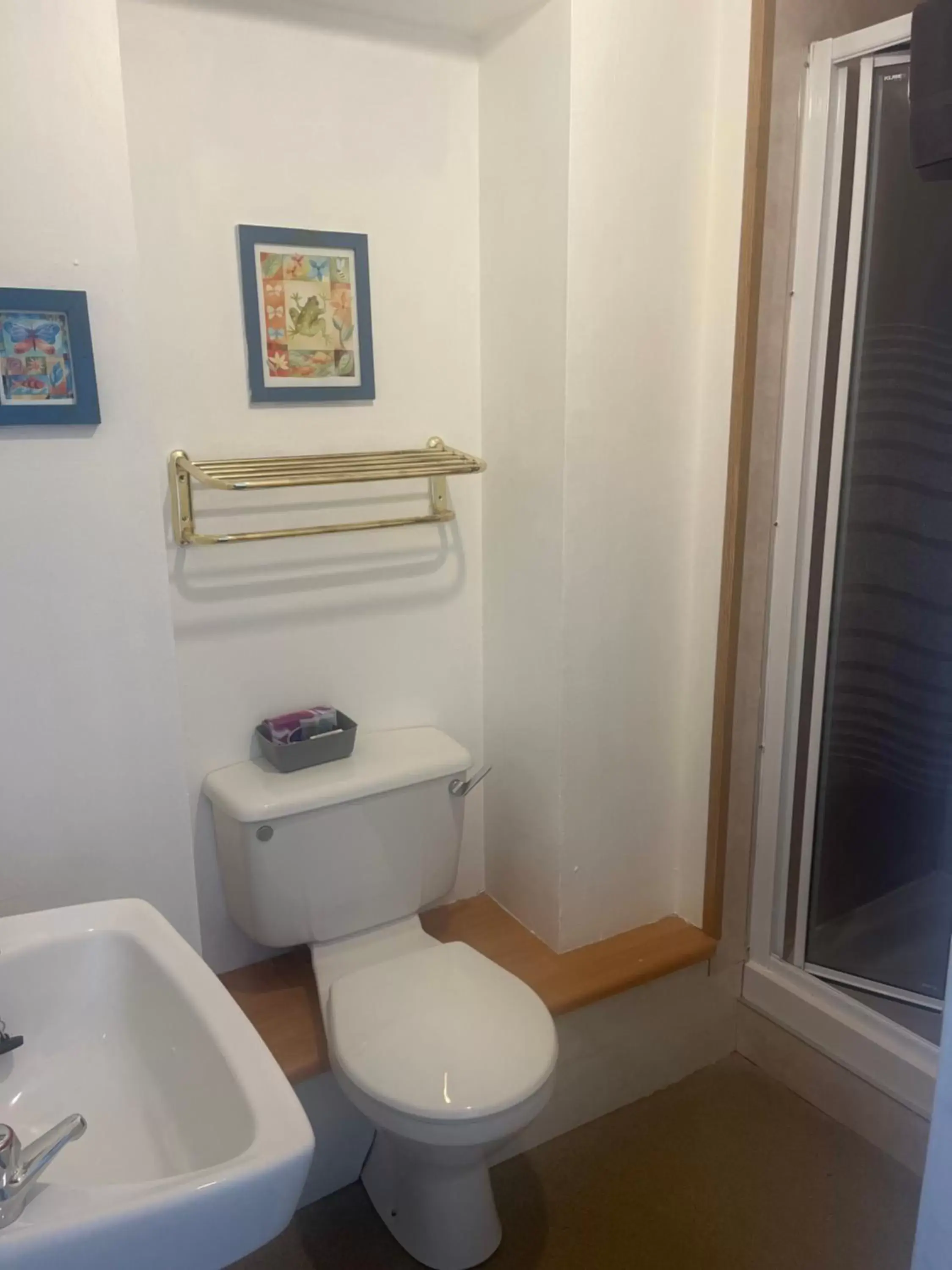 Bathroom in Dunarle Guesthouse
