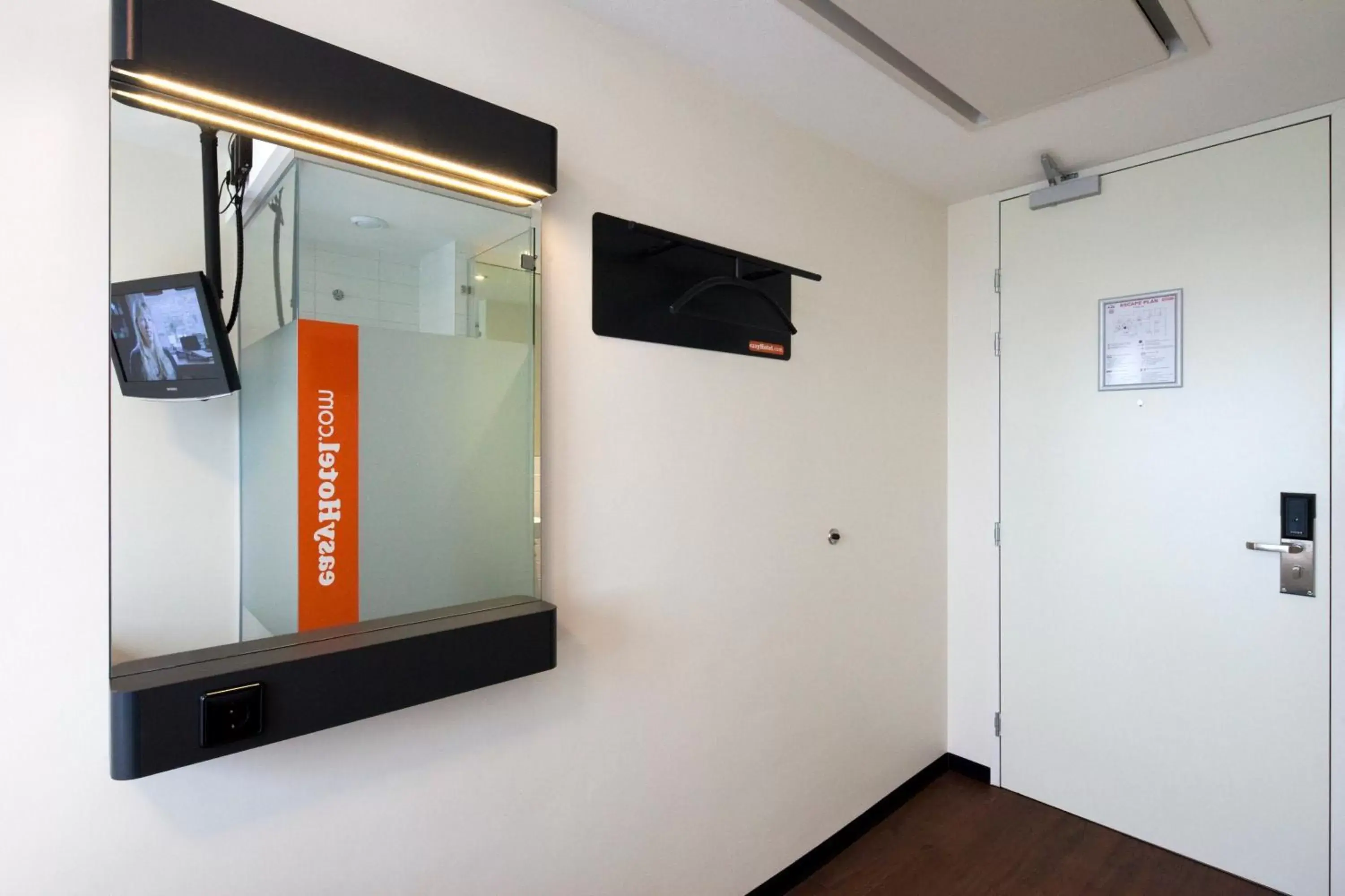 Photo of the whole room, TV/Entertainment Center in easyHotel Amsterdam City Centre South