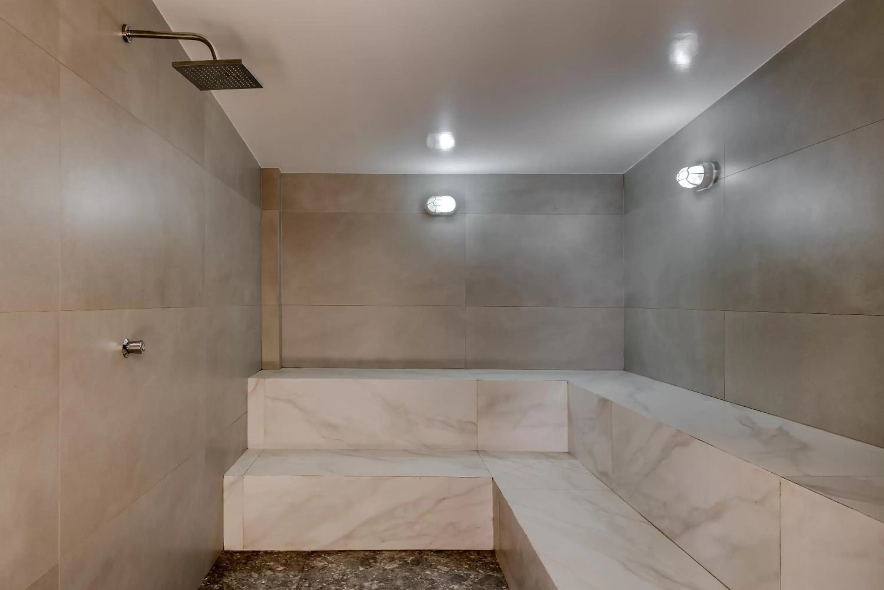 Sauna, Bathroom in Quality Suites Vila Velha