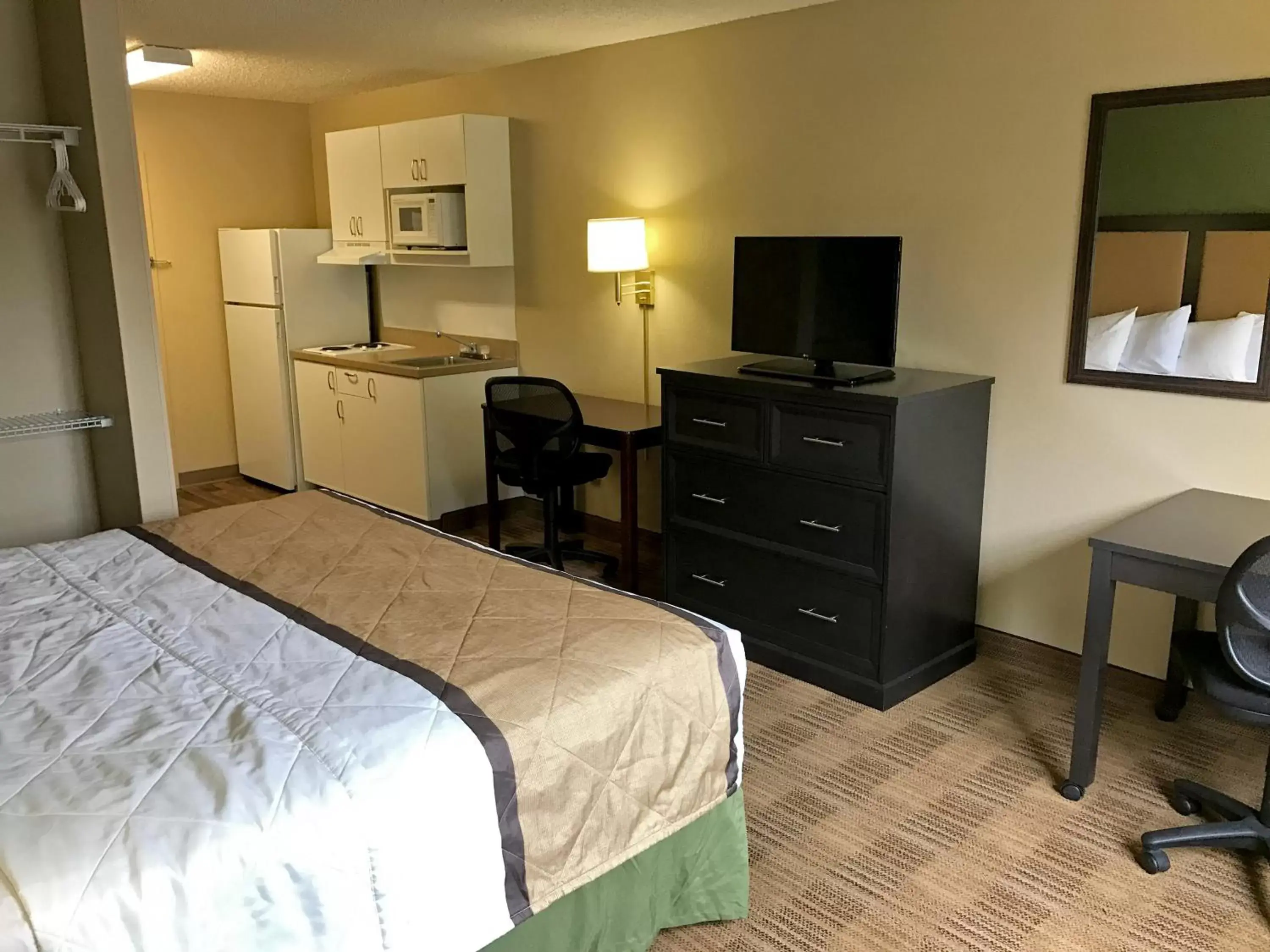 TV and multimedia, Bed in Extended Stay America Suites - Detroit - Farmington Hills