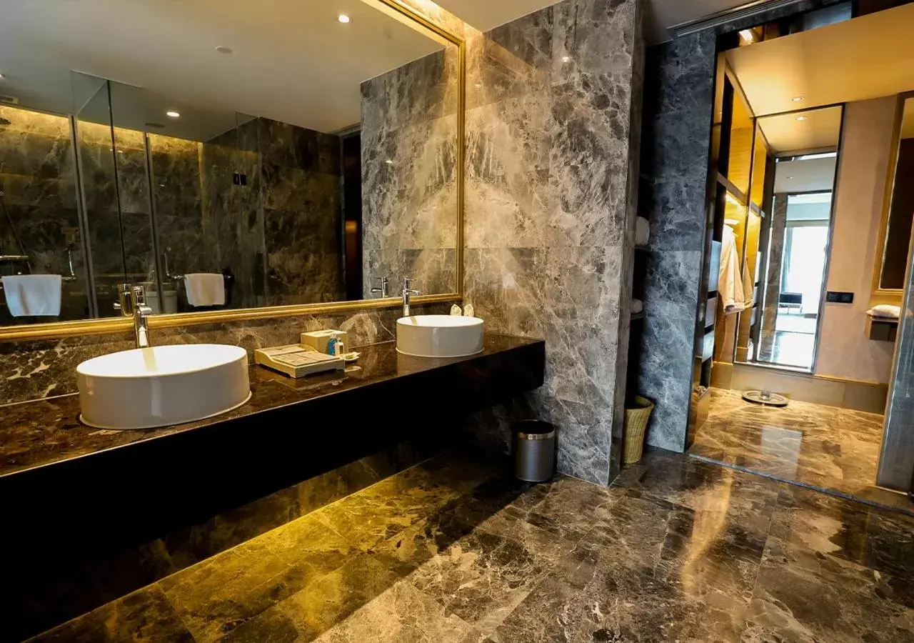 Bathroom in Rhombus Park Aura Chengdu Hotel