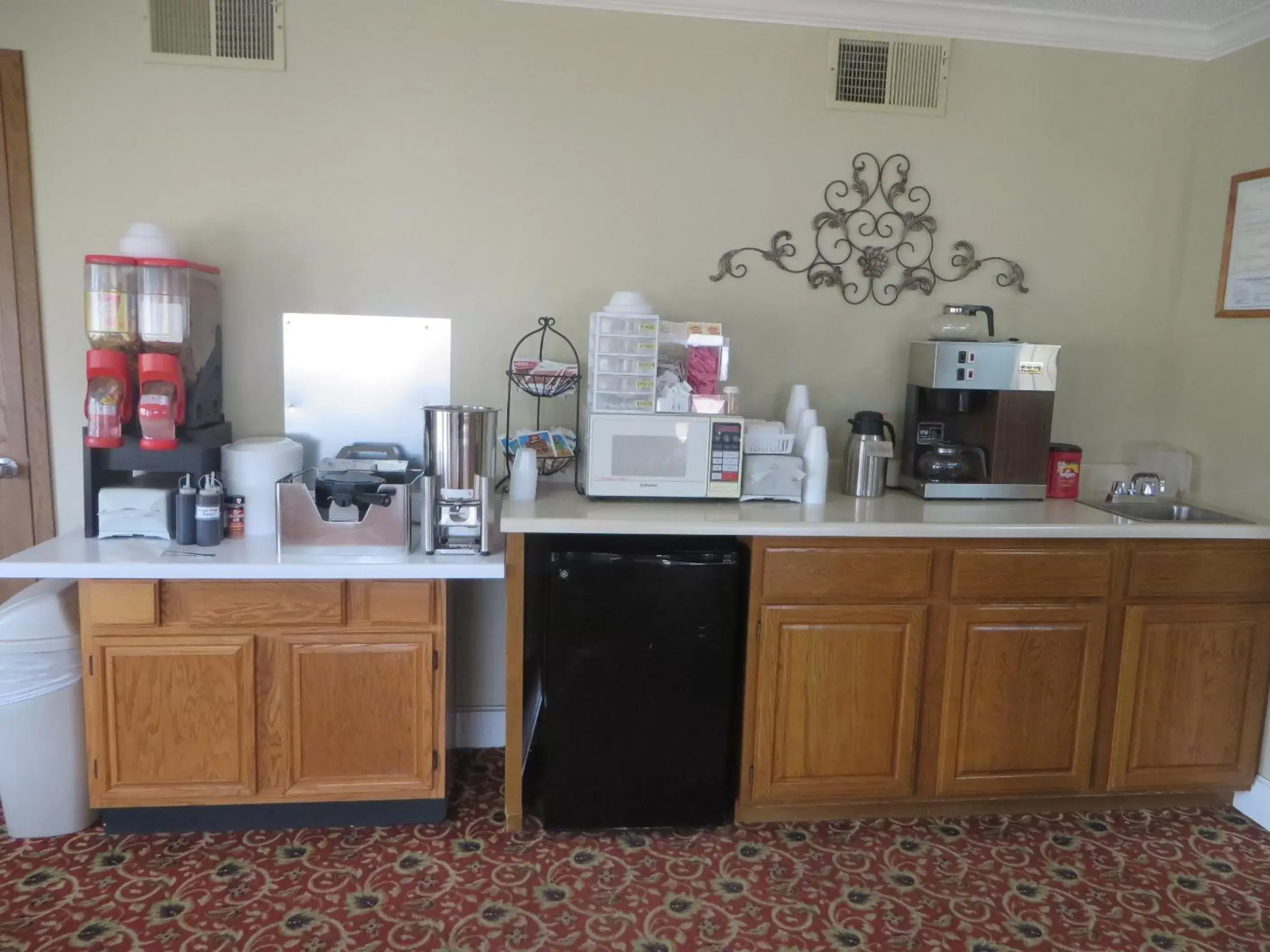 Coffee/tea facilities, Kitchen/Kitchenette in Honeysuckle Inn