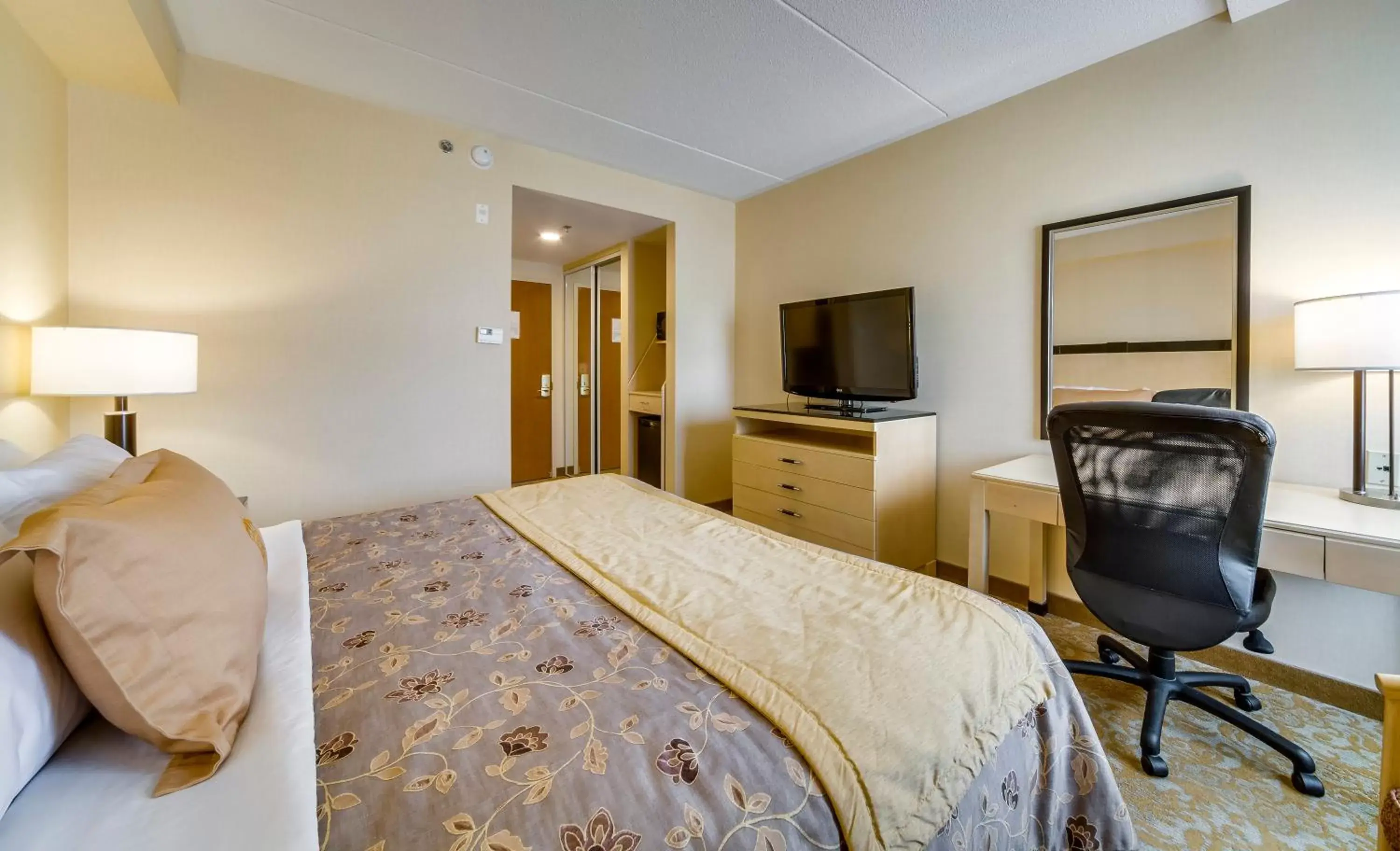 TV and multimedia, Bed in Monte Carlo Inn & Suites Downtown Markham