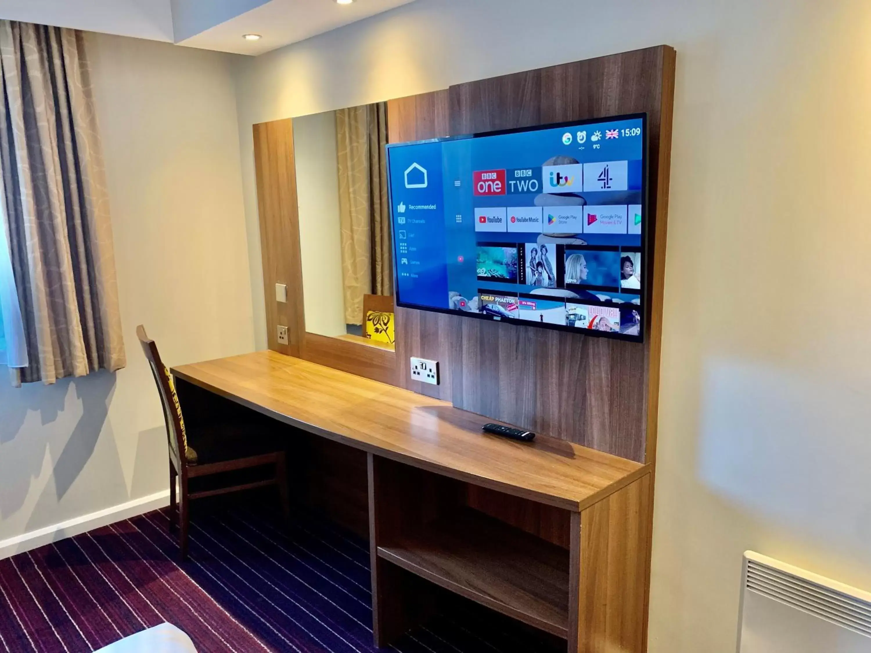 TV and multimedia, TV/Entertainment Center in Days Inn Wetherby