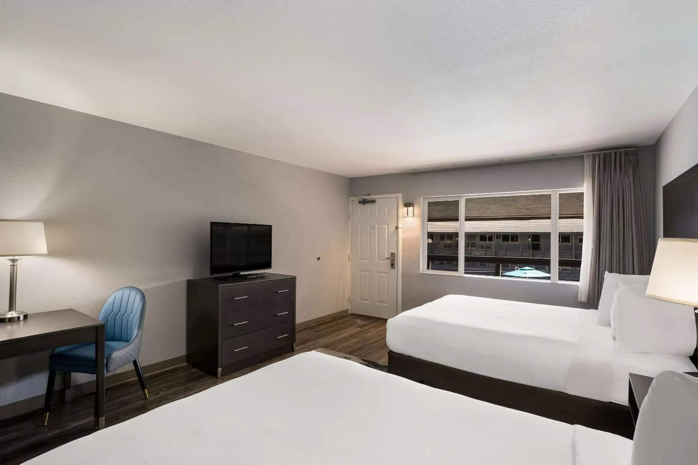 Bedroom, TV/Entertainment Center in Richland Riverfront Hotel, Ascend Hotel Collection