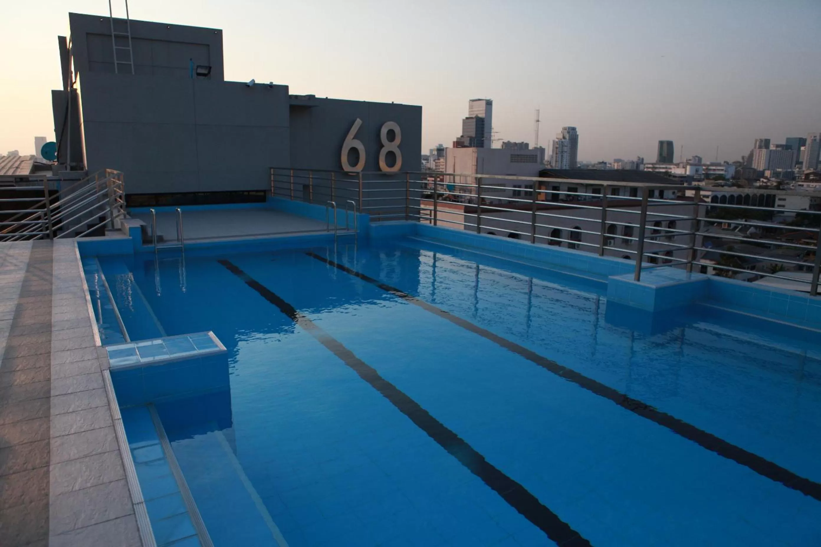 Swimming pool in Bangkok 68