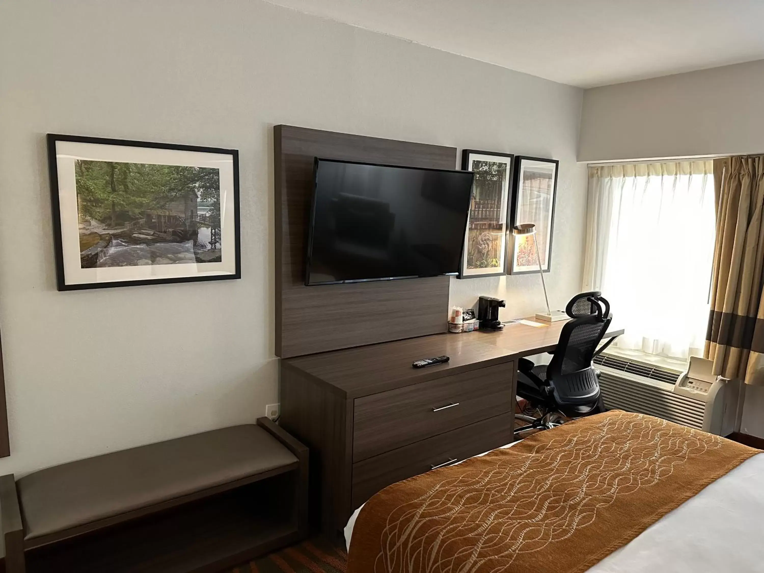 TV and multimedia, TV/Entertainment Center in Comfort Inn Conyers