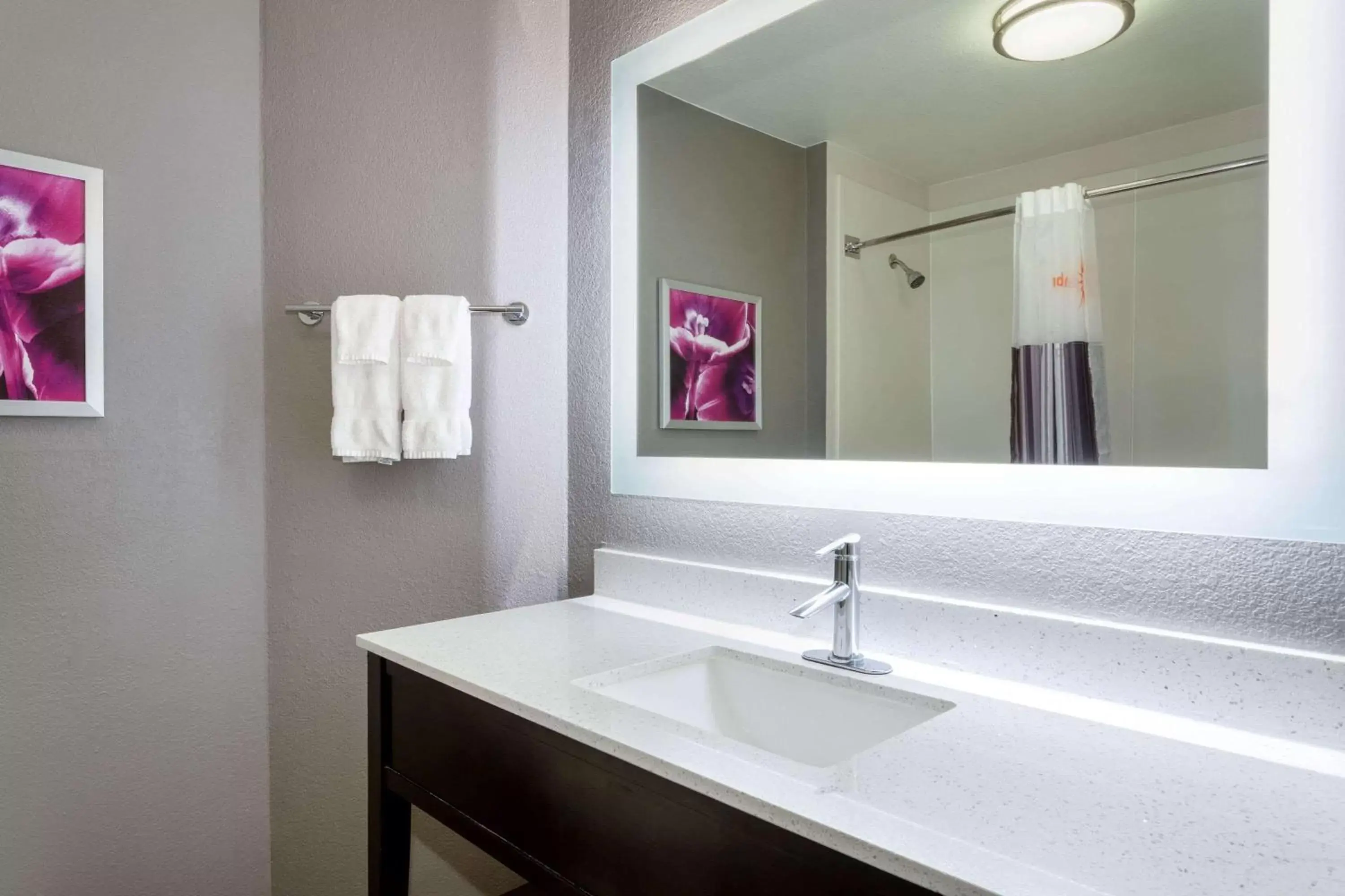 Bathroom in La Quinta by Wyndham Denver Boulder - Louisville
