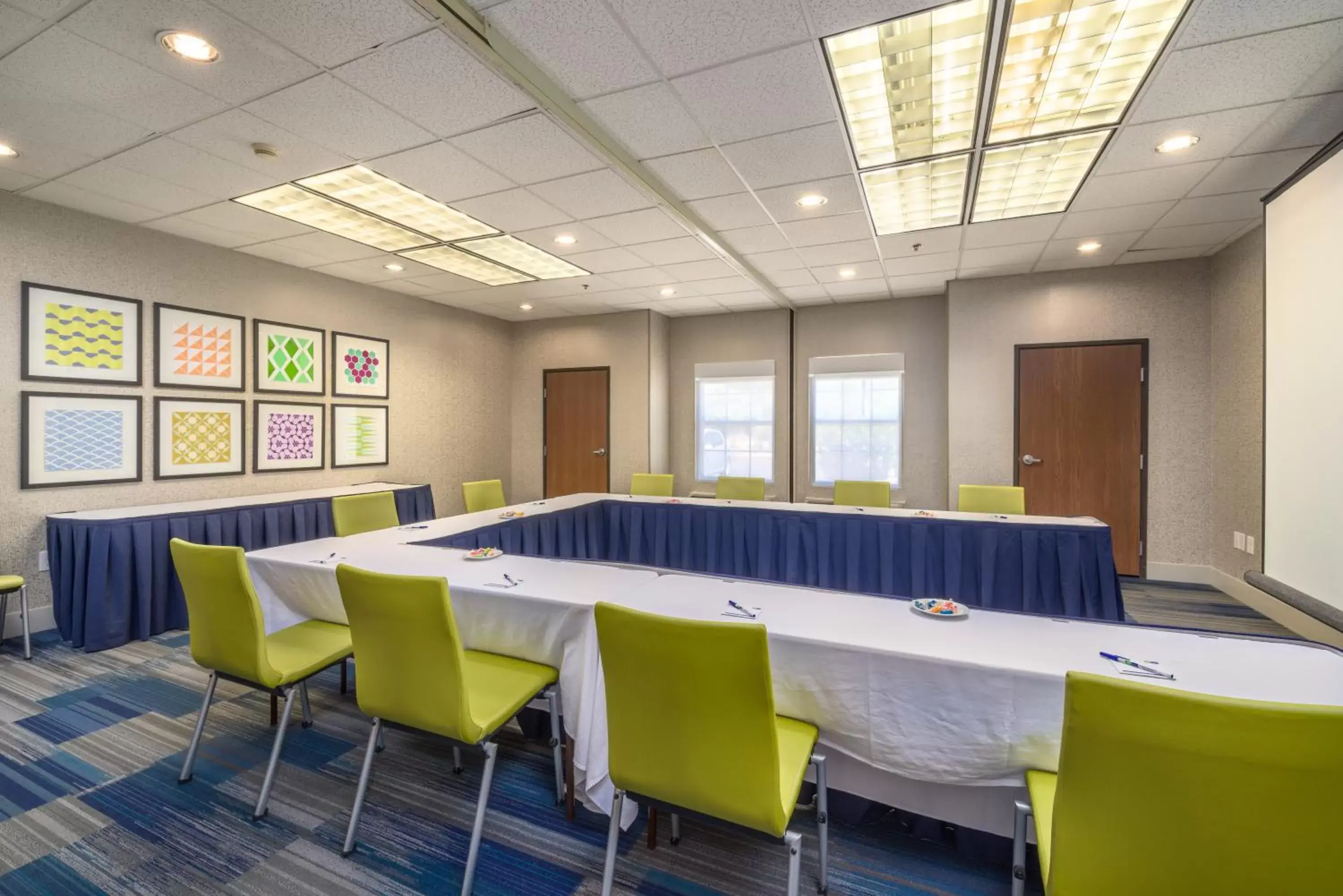 Meeting/conference room in Holiday Inn Express Phoenix-Airport/University Drive, an IHG Hotel