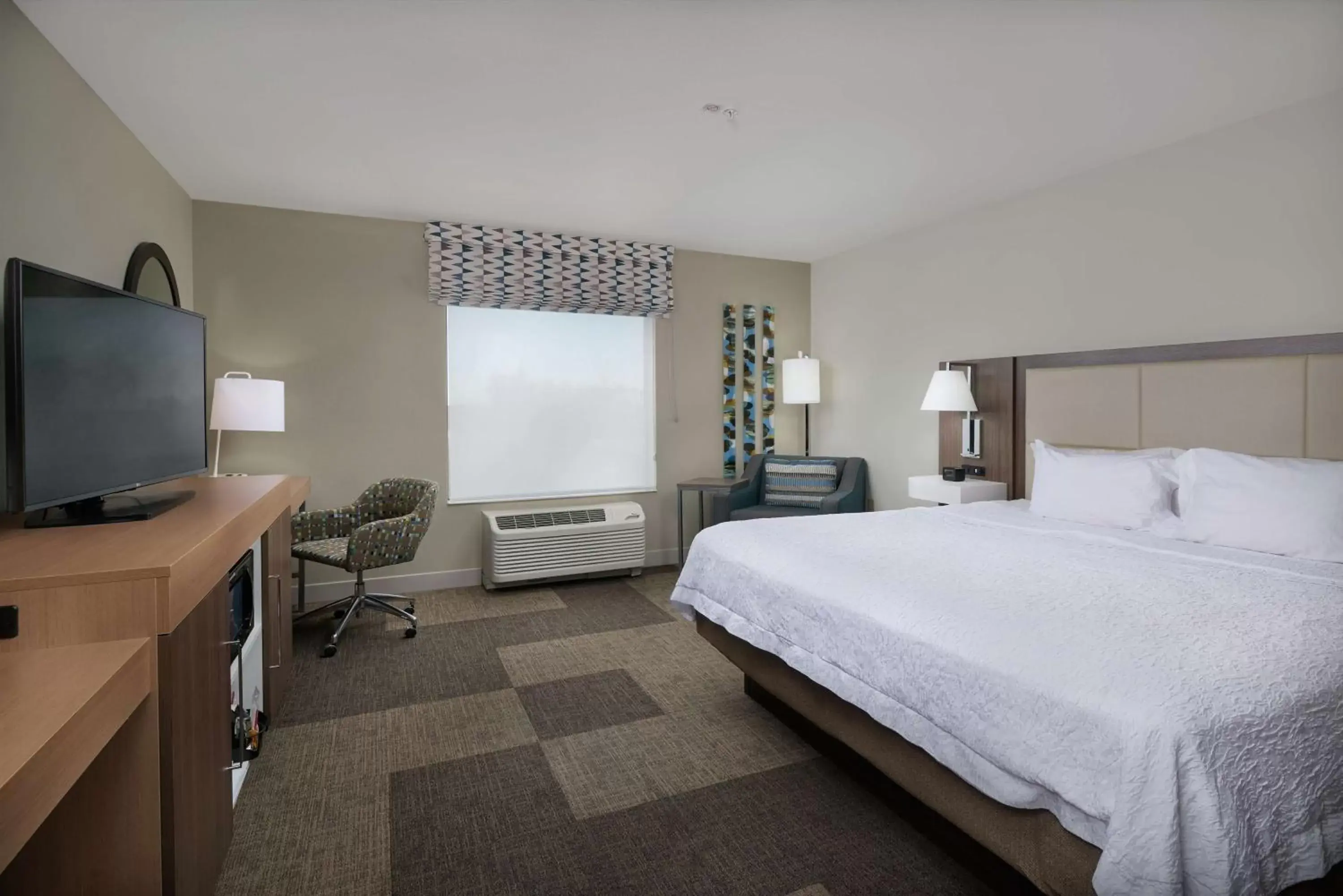 Bedroom, TV/Entertainment Center in Hampton Inn & Suites Rogers