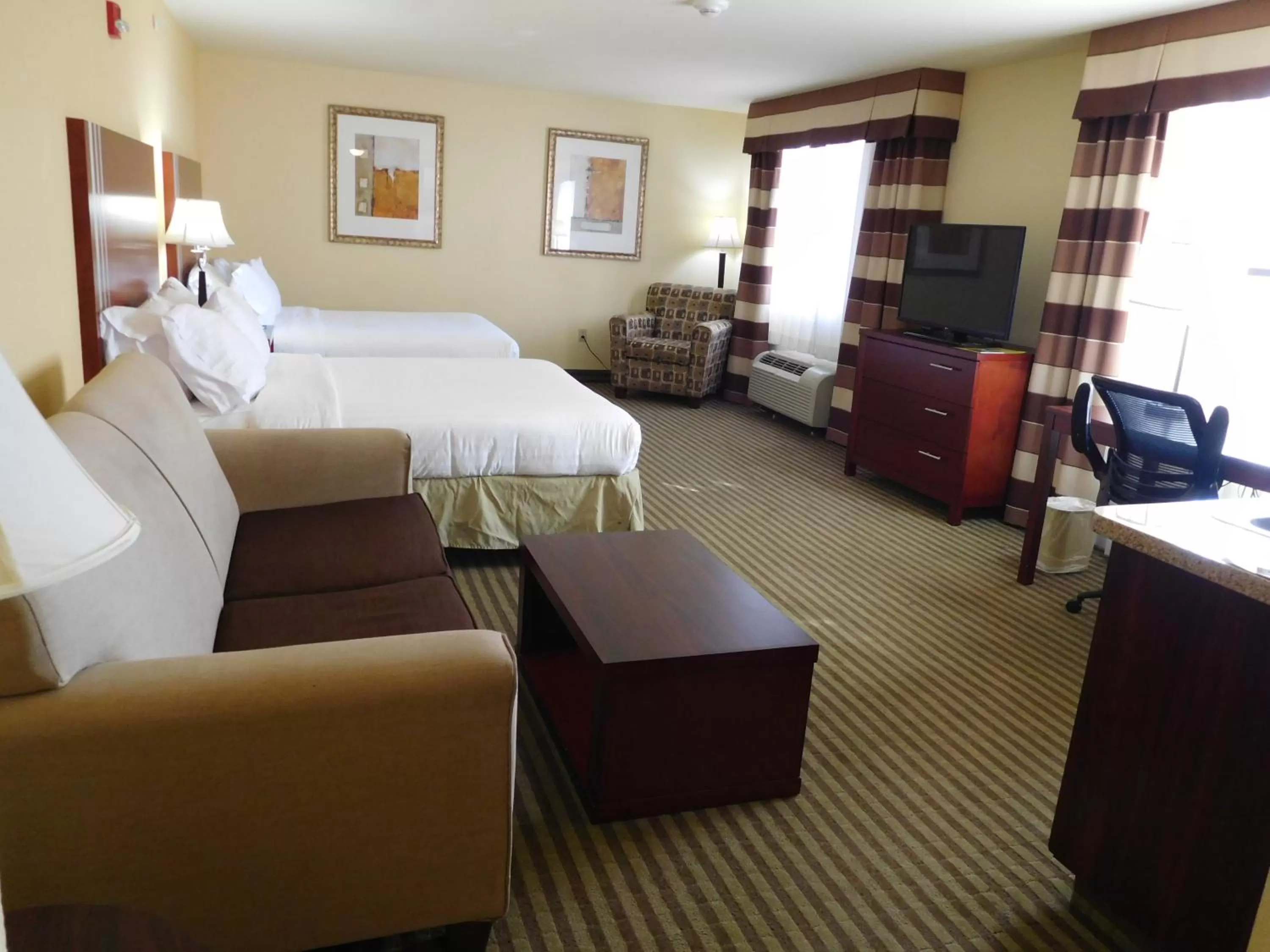 Bed in Holiday Inn Express Ponca City by IHG
