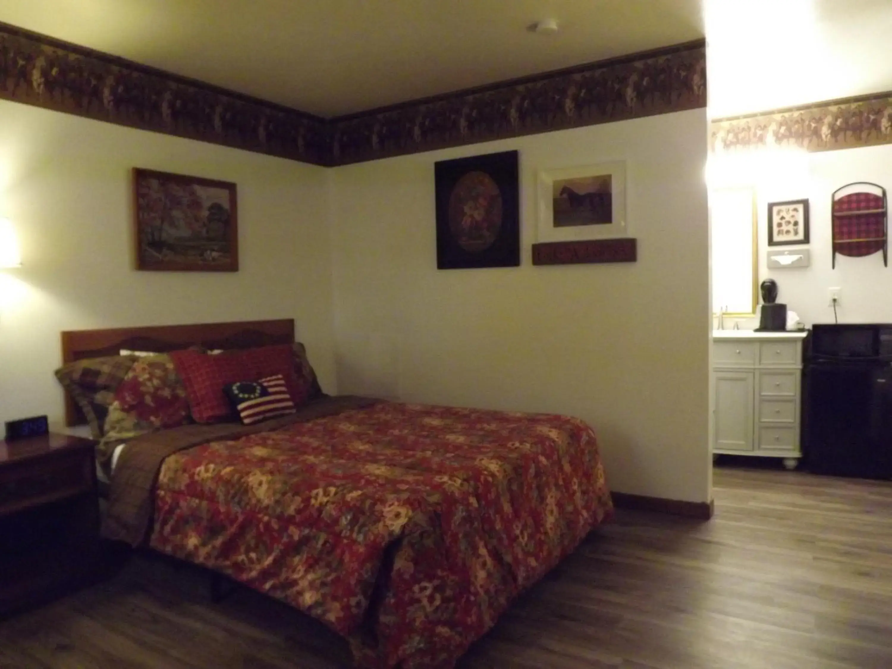 Photo of the whole room, Bed in Crest Country Inn