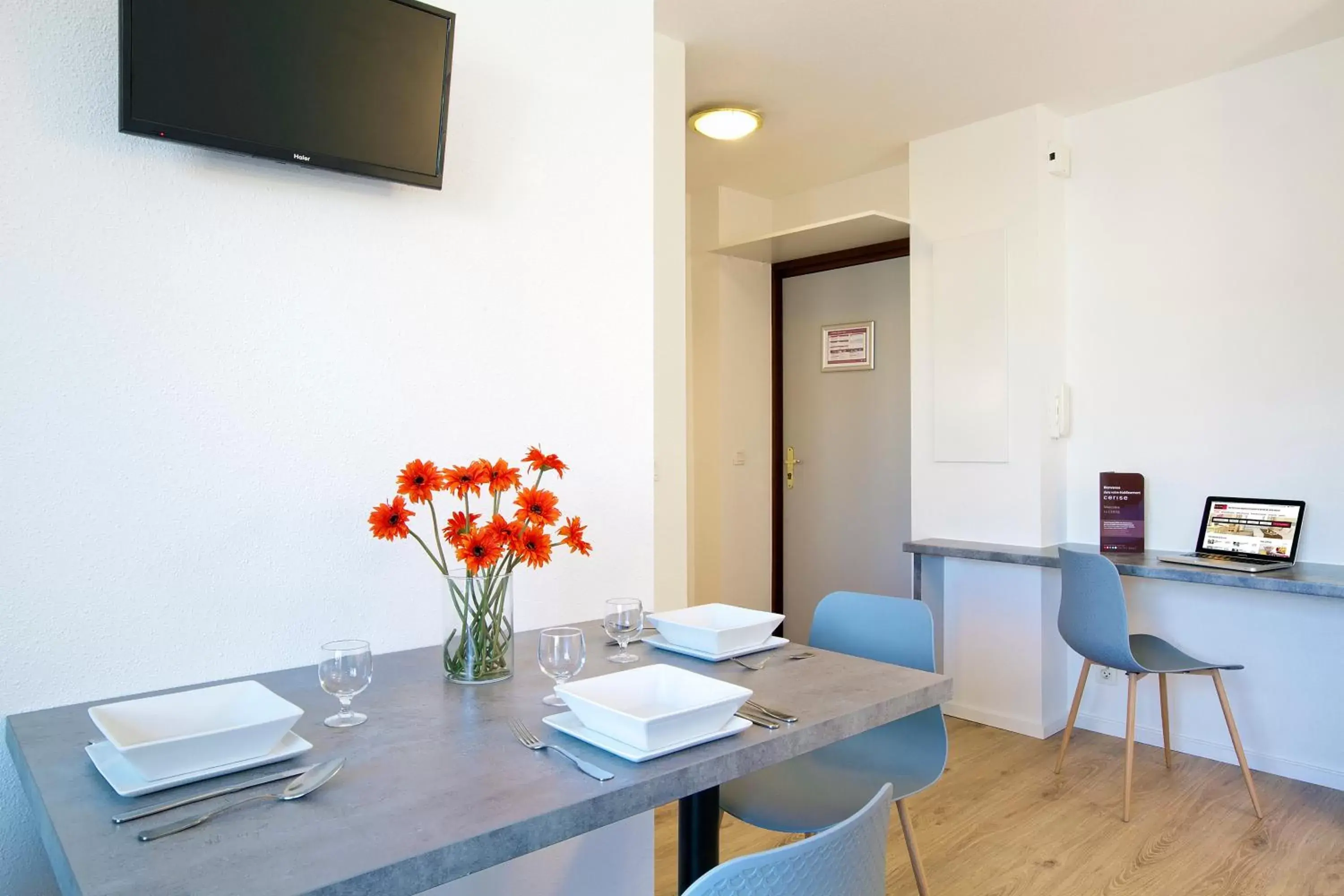 Seating area, Dining Area in Cerise Lannion