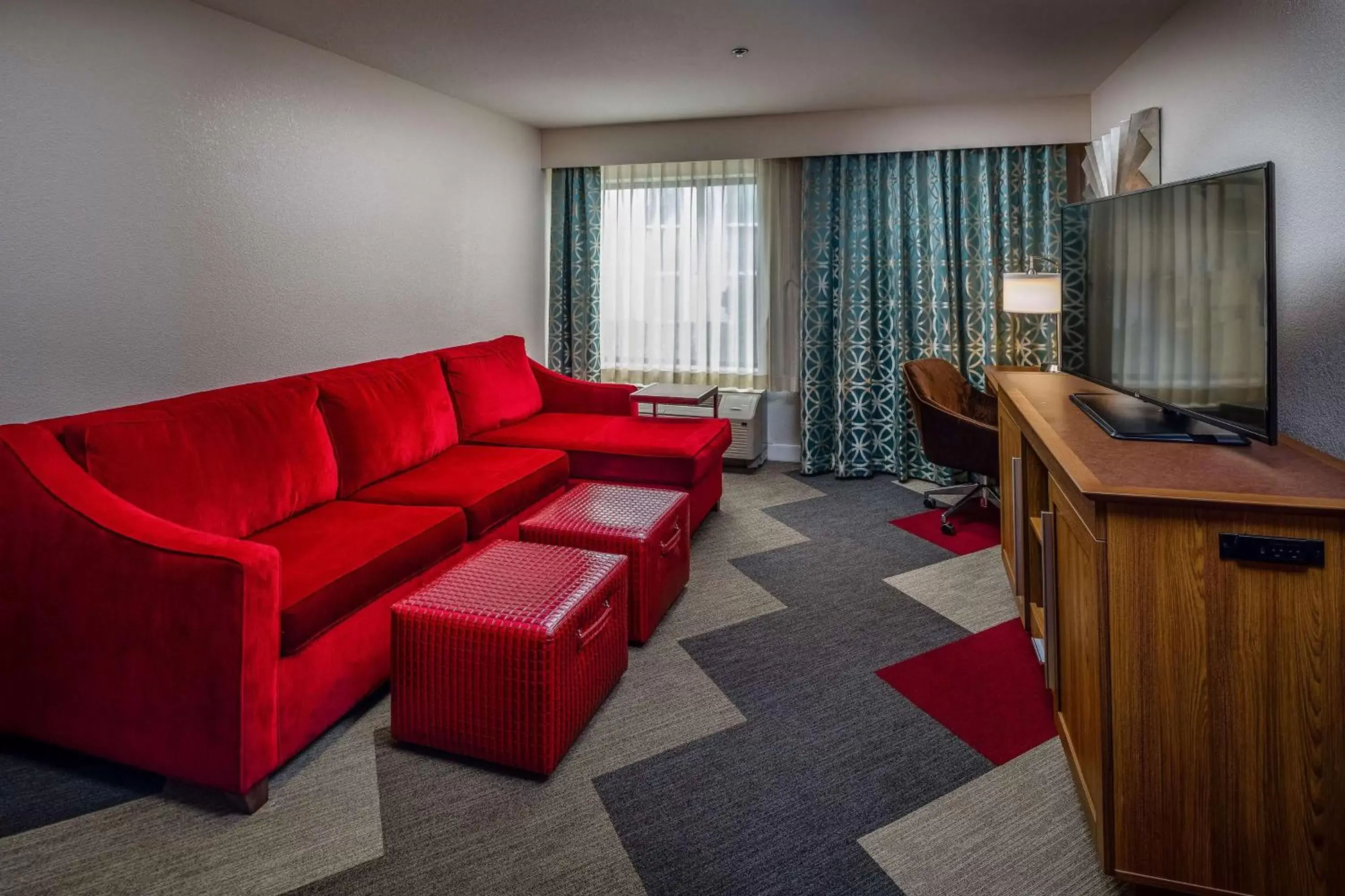 Living room, Seating Area in Hampton Inn San Francisco Airport