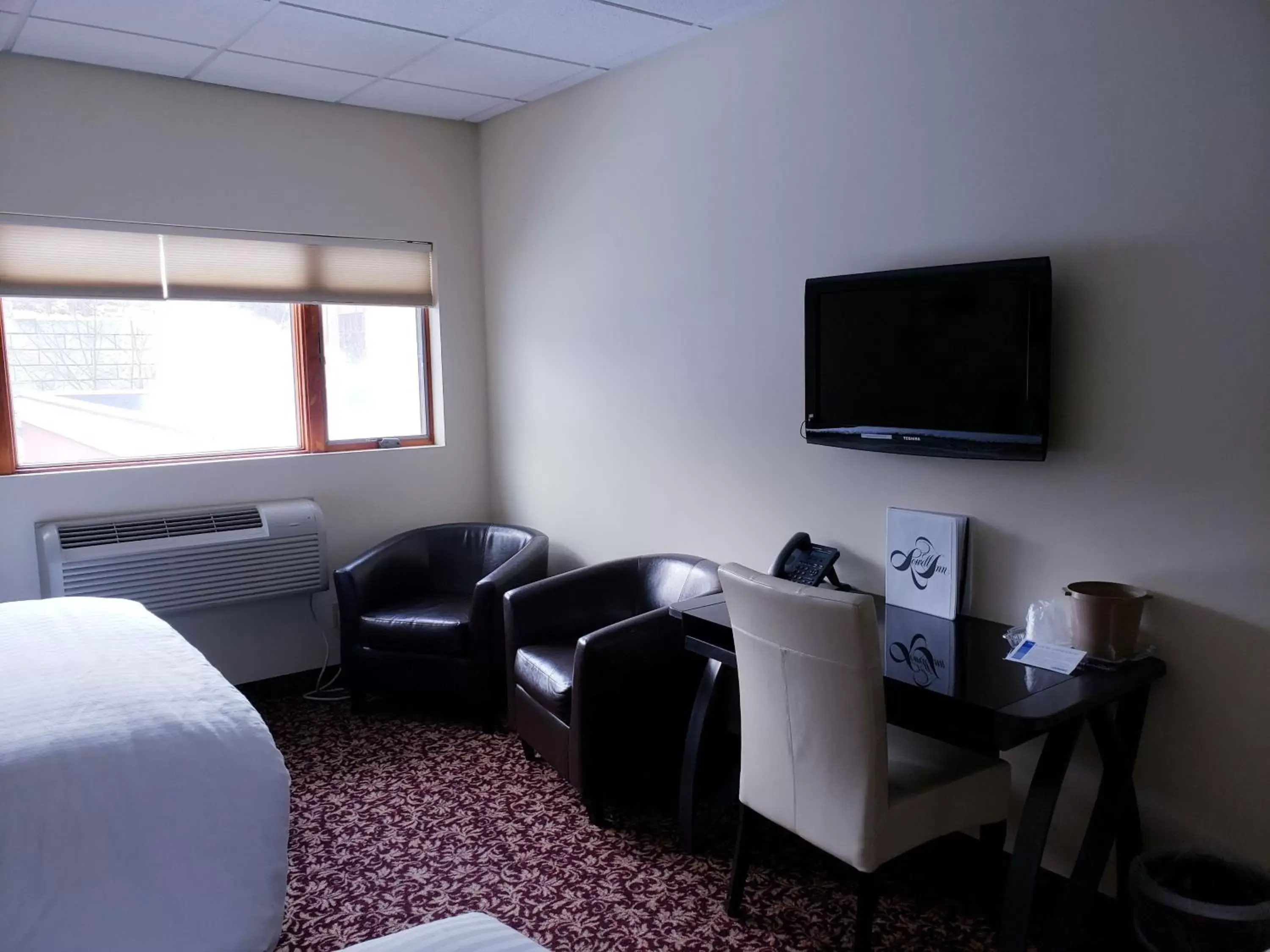 TV and multimedia, TV/Entertainment Center in Lowell Inn