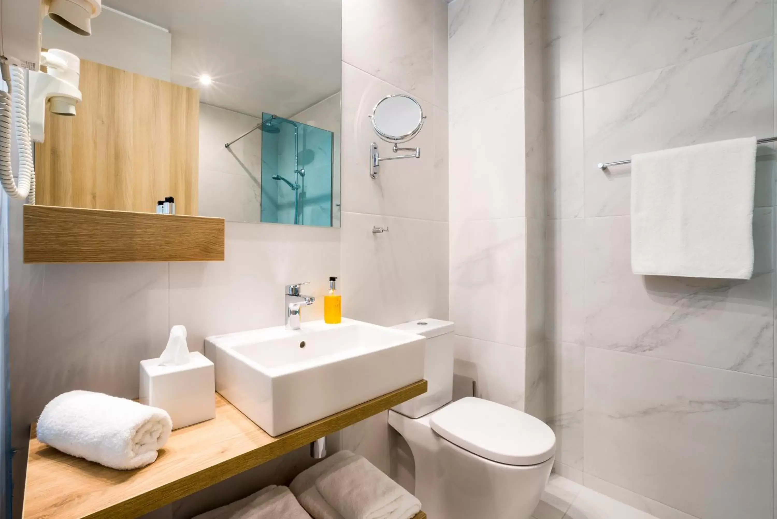 Shower, Bathroom in ibis Styles Athens Routes