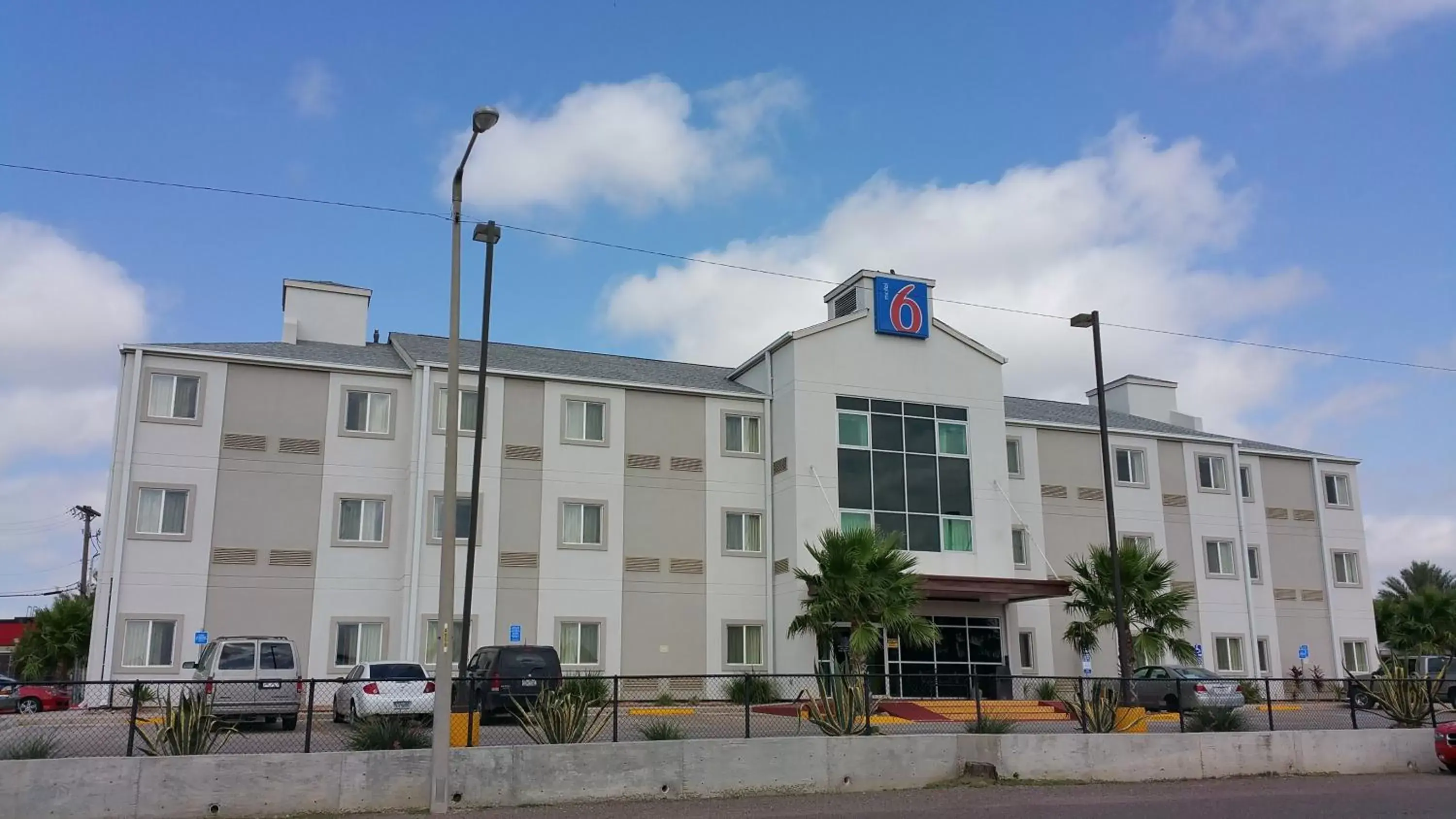 Property Building in Motel 6-Eagle Pass, TX - Lakeside