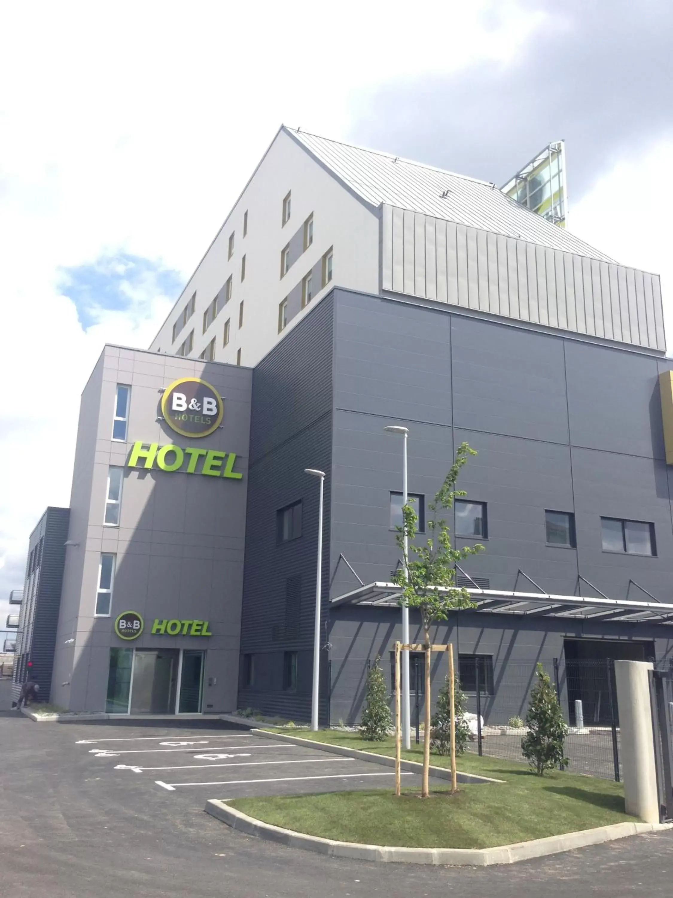 Facade/entrance, Property Building in B&B HOTEL Lyon Sud États-Unis