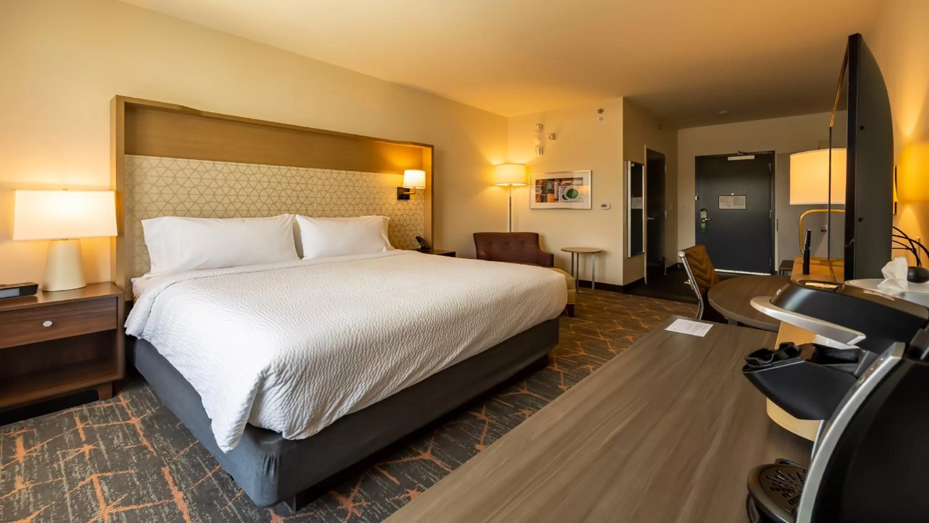 Communal lounge/ TV room, Bed in Holiday Inn & Suites Atlanta Perimeter Dunwoody, an IHG Hotel