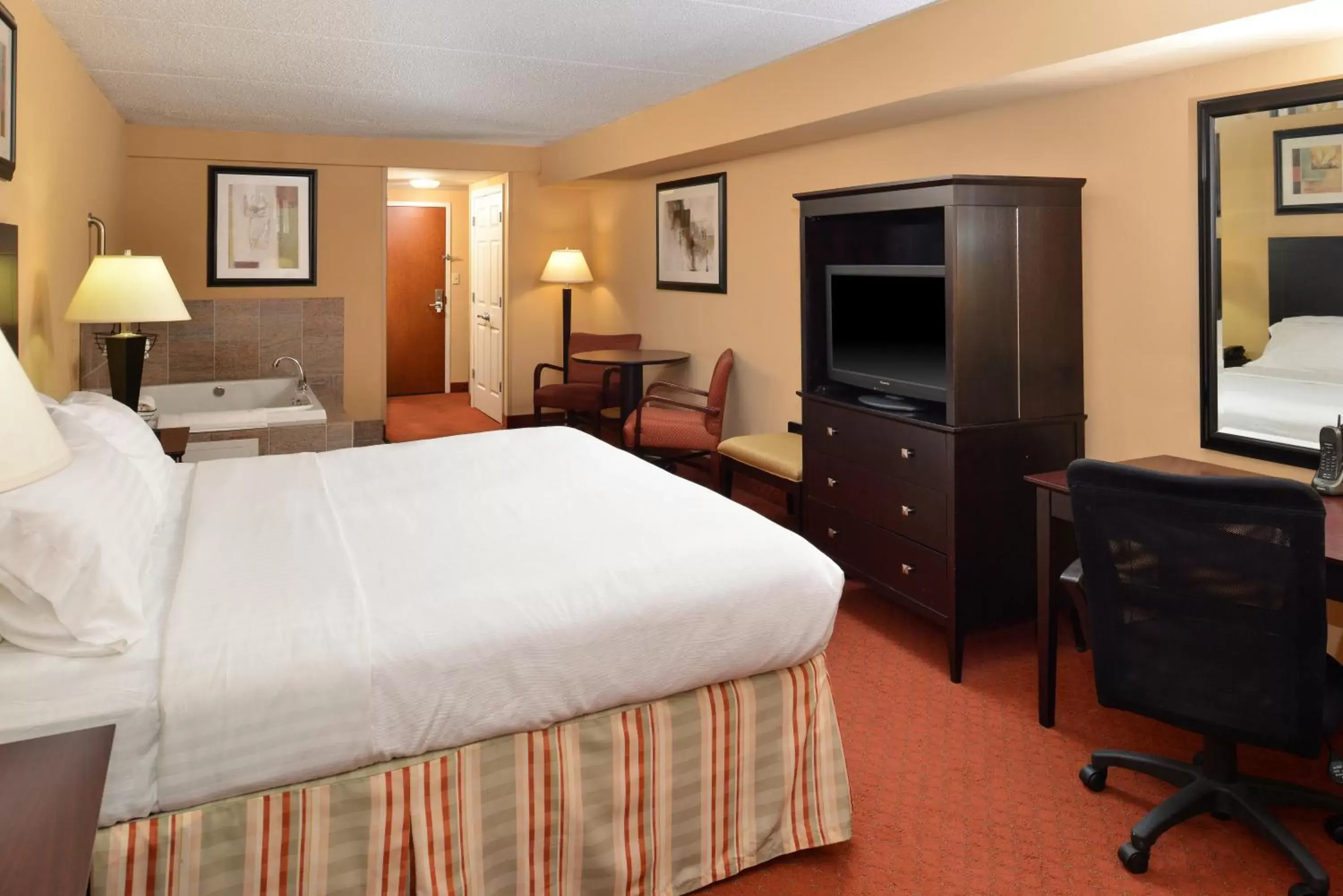 TV and multimedia in Holiday Inn Martinsburg, an IHG Hotel