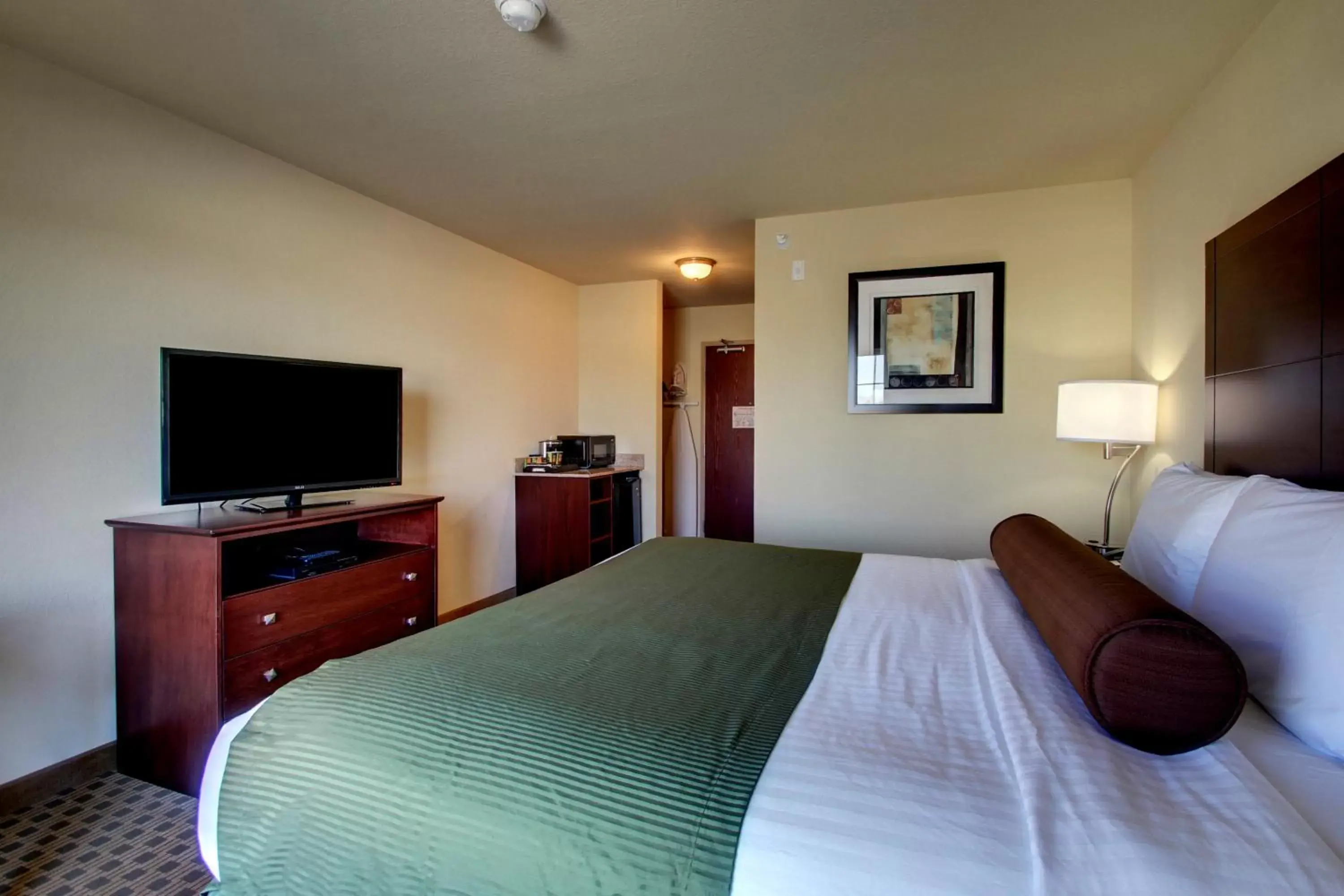 Bed in Cobblestone Hotel & Suites - Newton