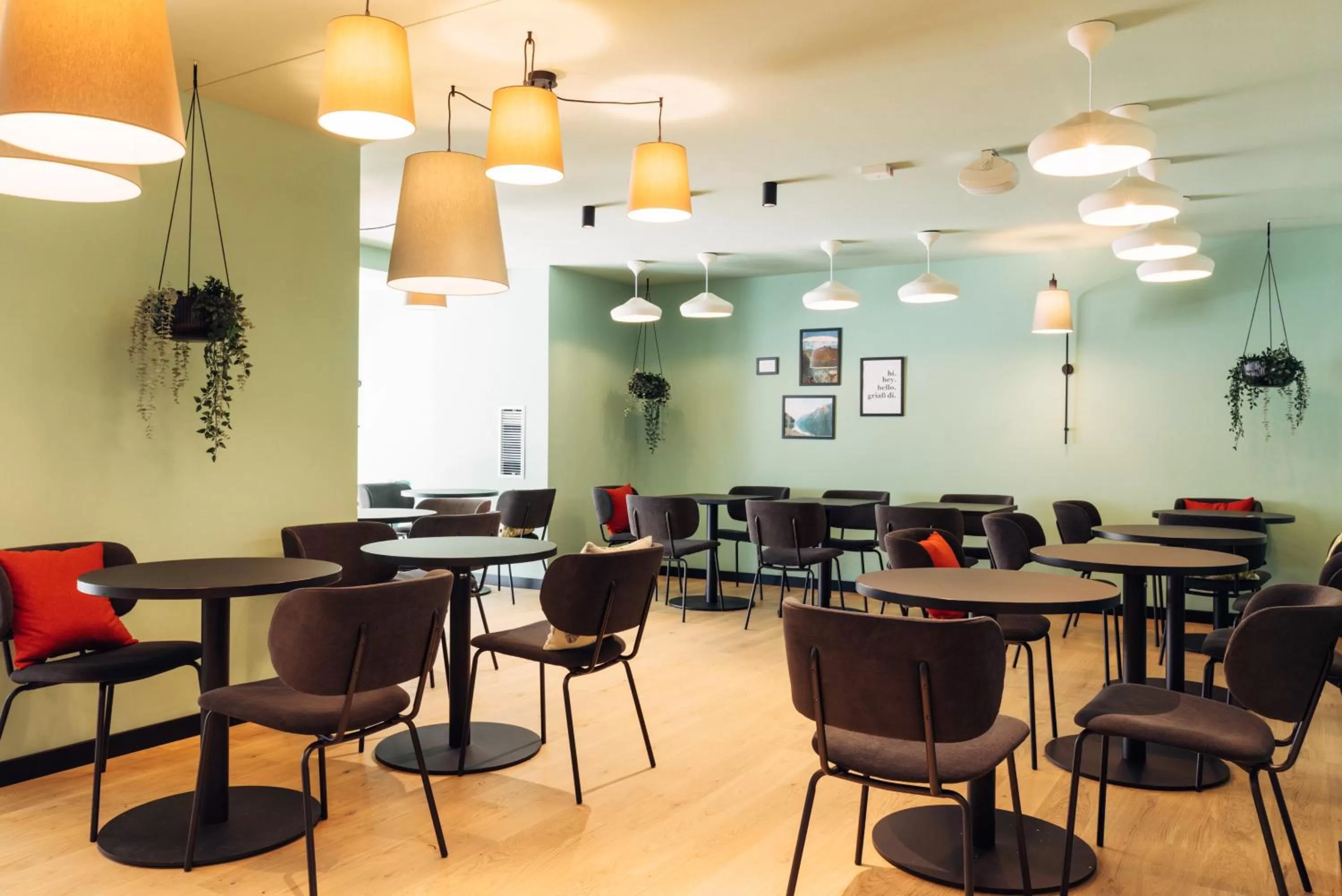 Restaurant/places to eat in harry's home Berlin-Moabit hotel & apartments