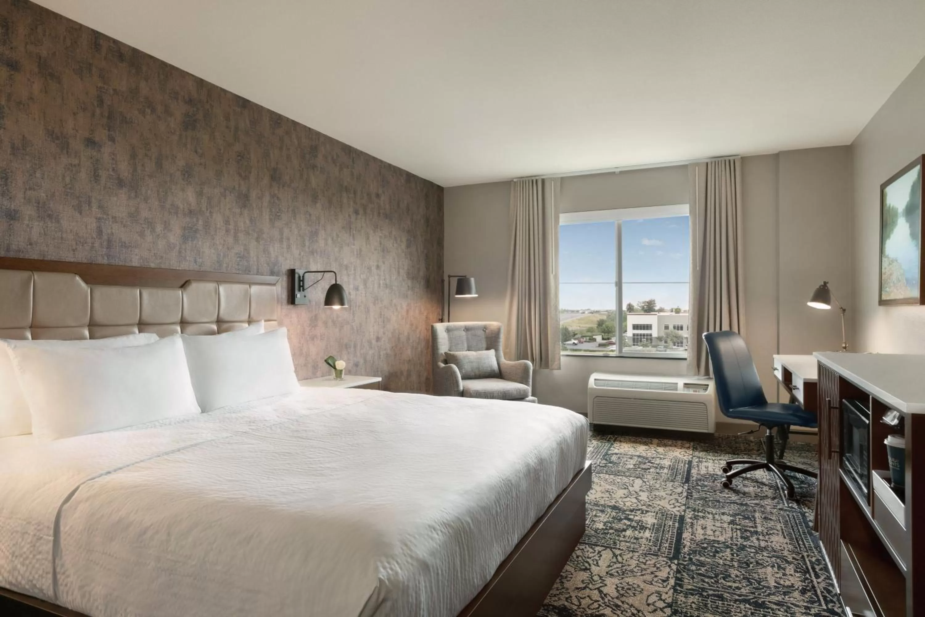 Photo of the whole room, Bed in Four Points by Sheraton Sacramento Airport