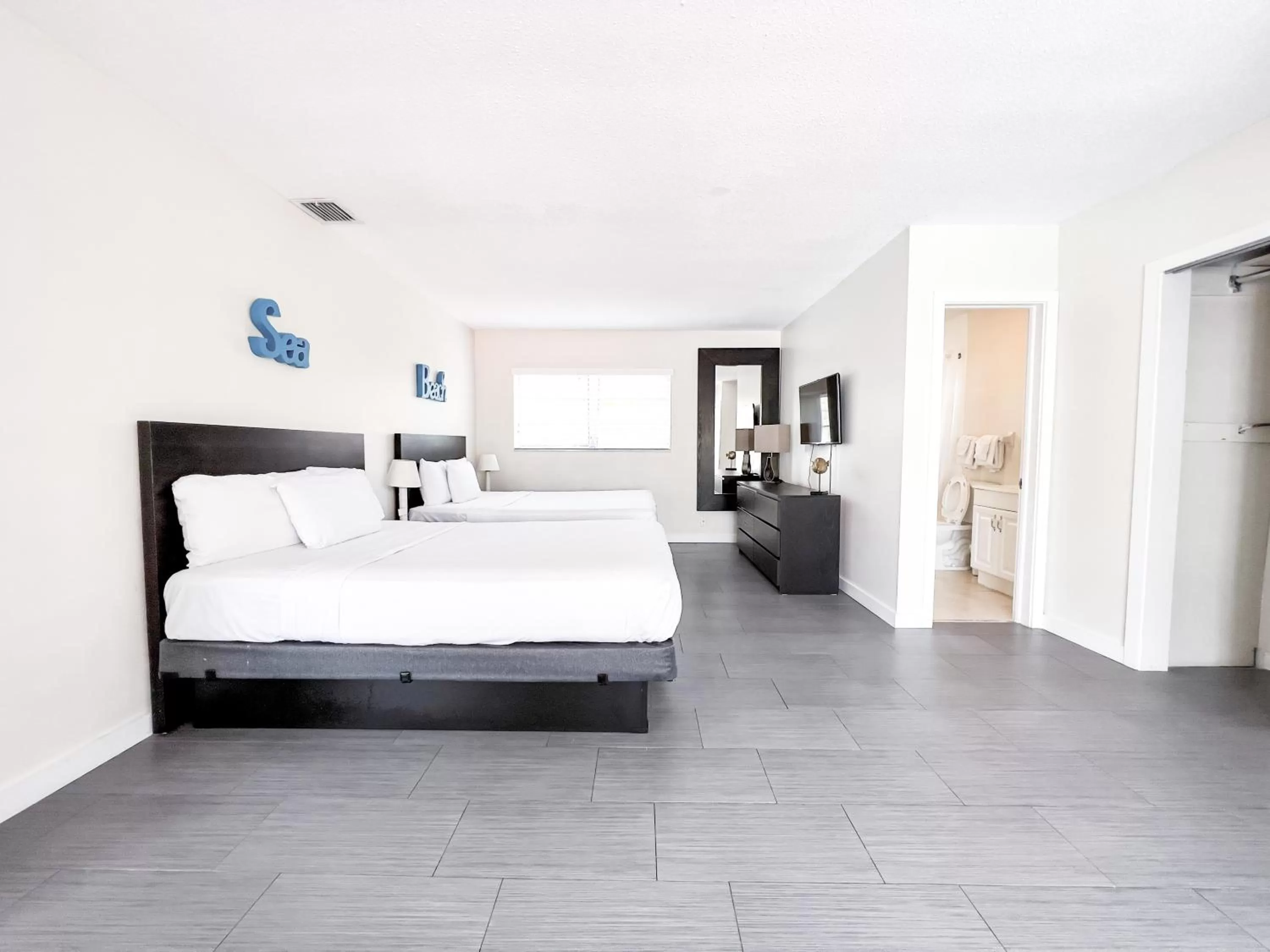 Bed in Tara Hotel A North Beach Village Resort Hotel