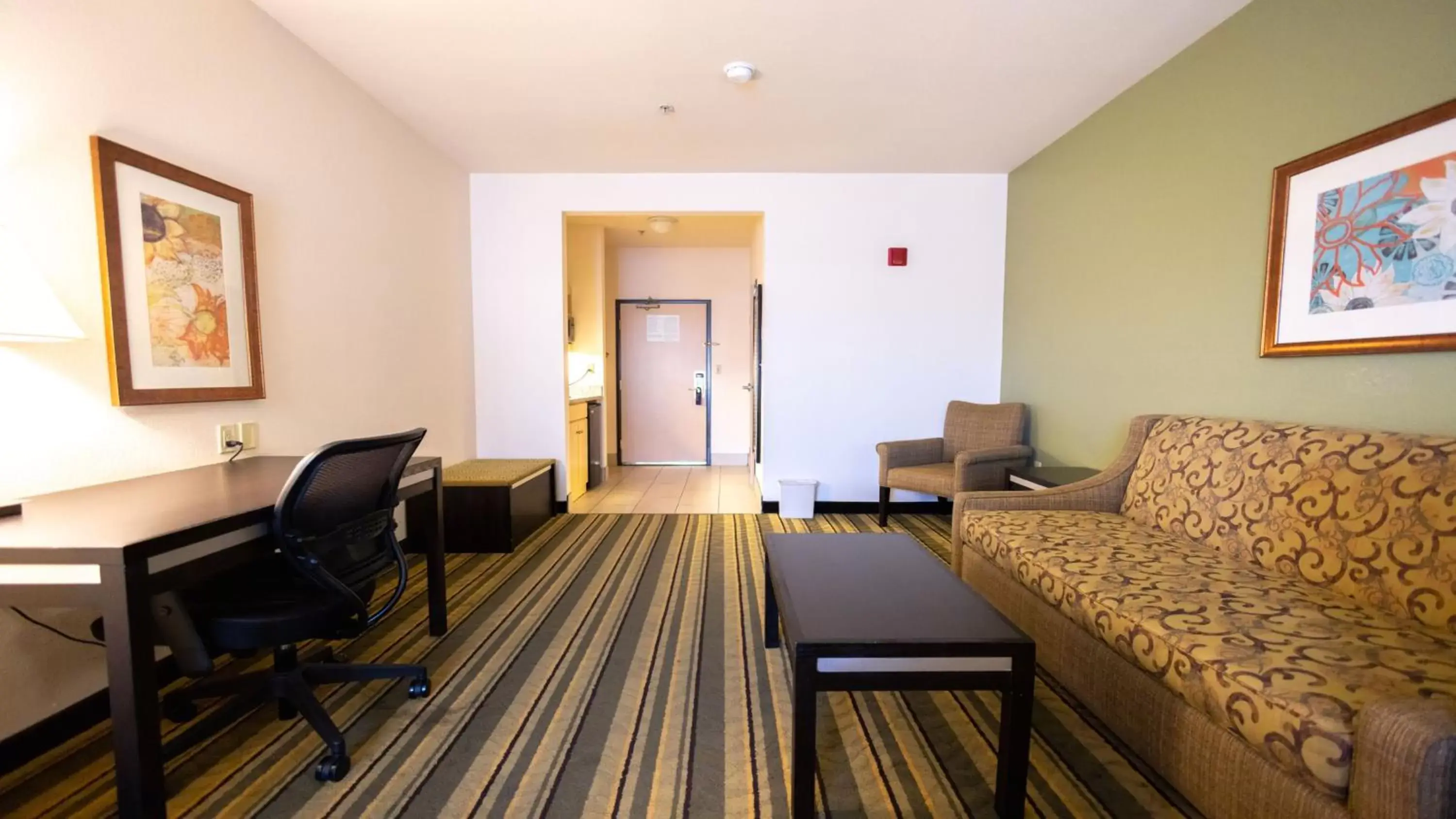 Photo of the whole room, Seating Area in Holiday Inn Express Berkeley, an IHG Hotel