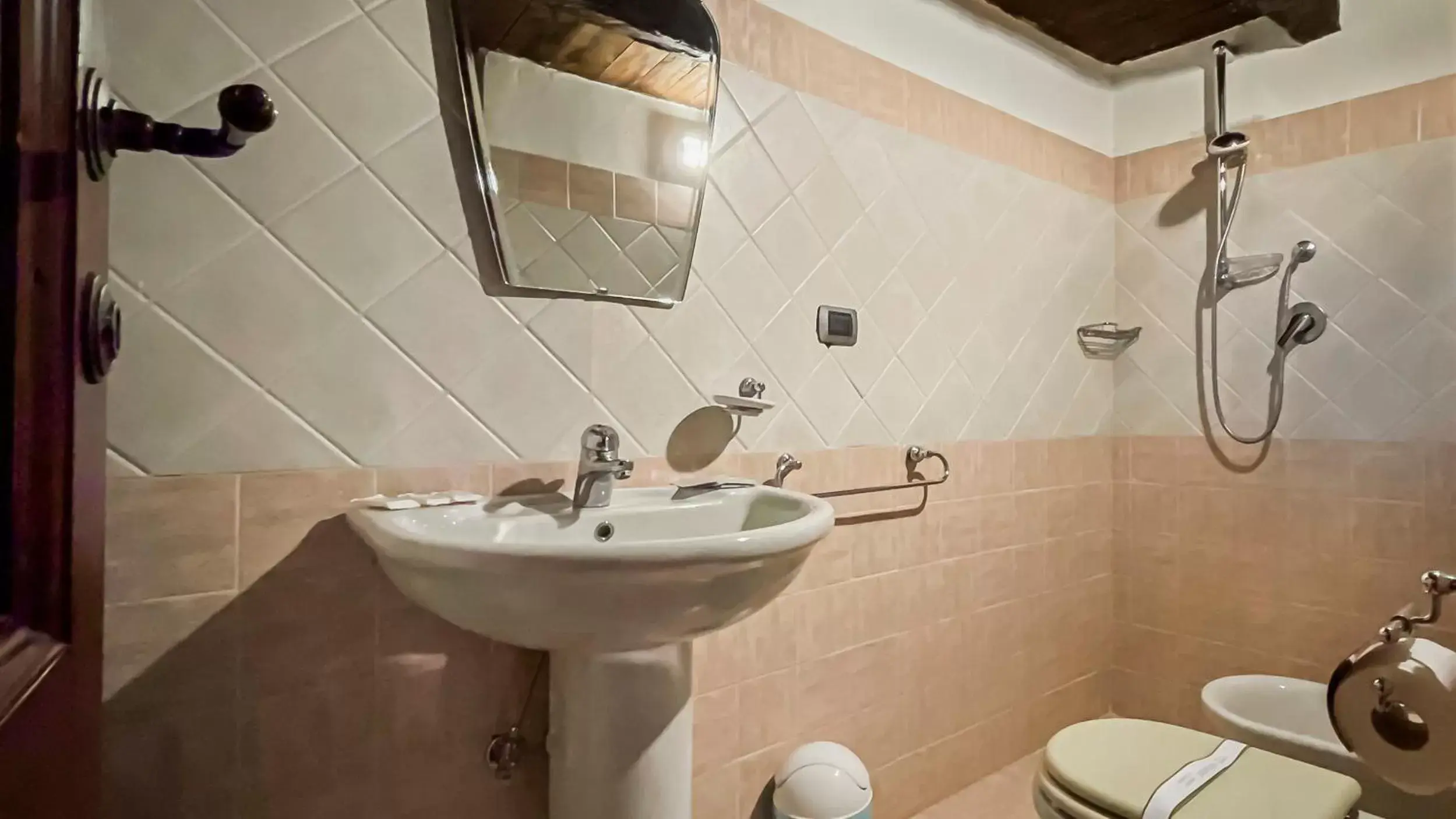 Bathroom in Borgo San Valentino