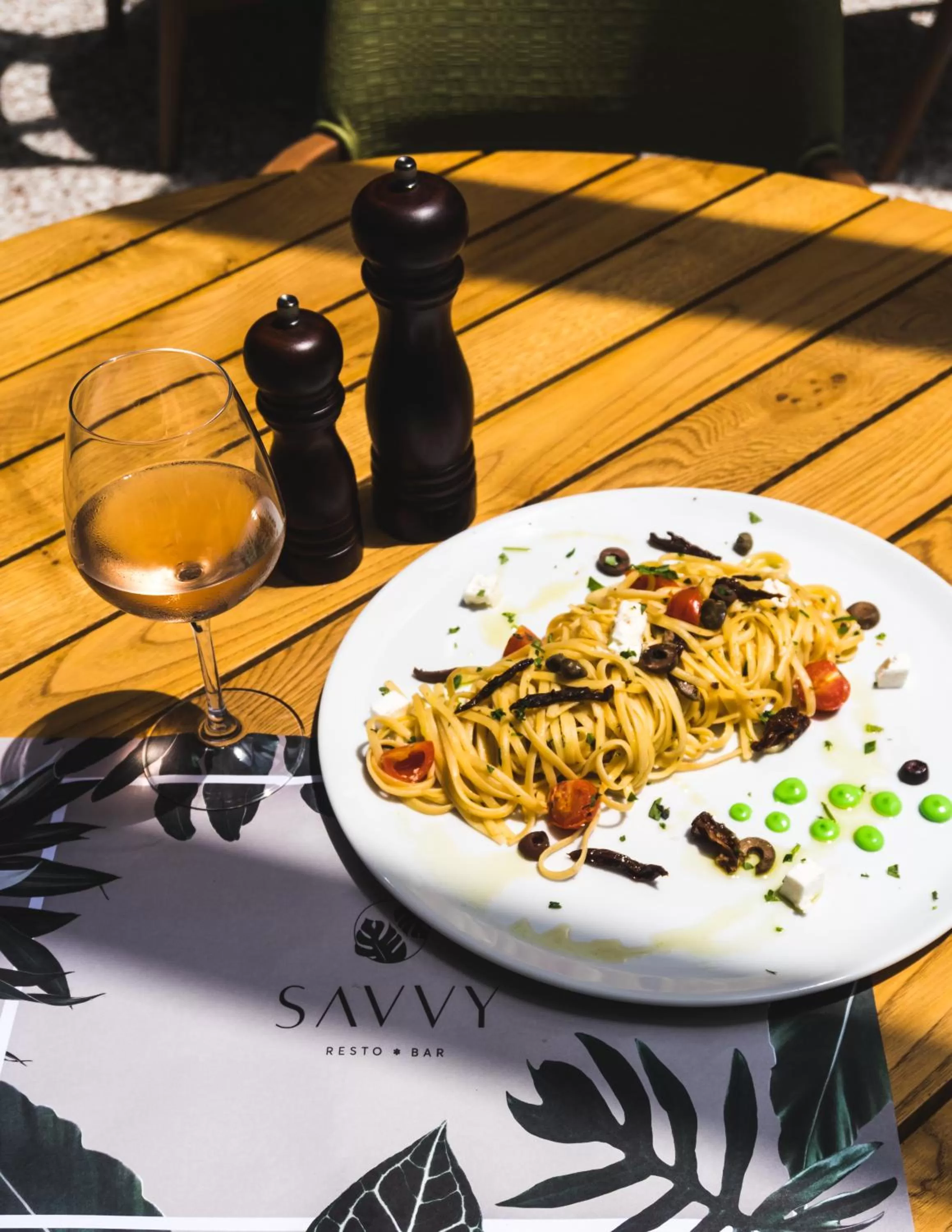 Restaurant/places to eat in Canadian Hotel