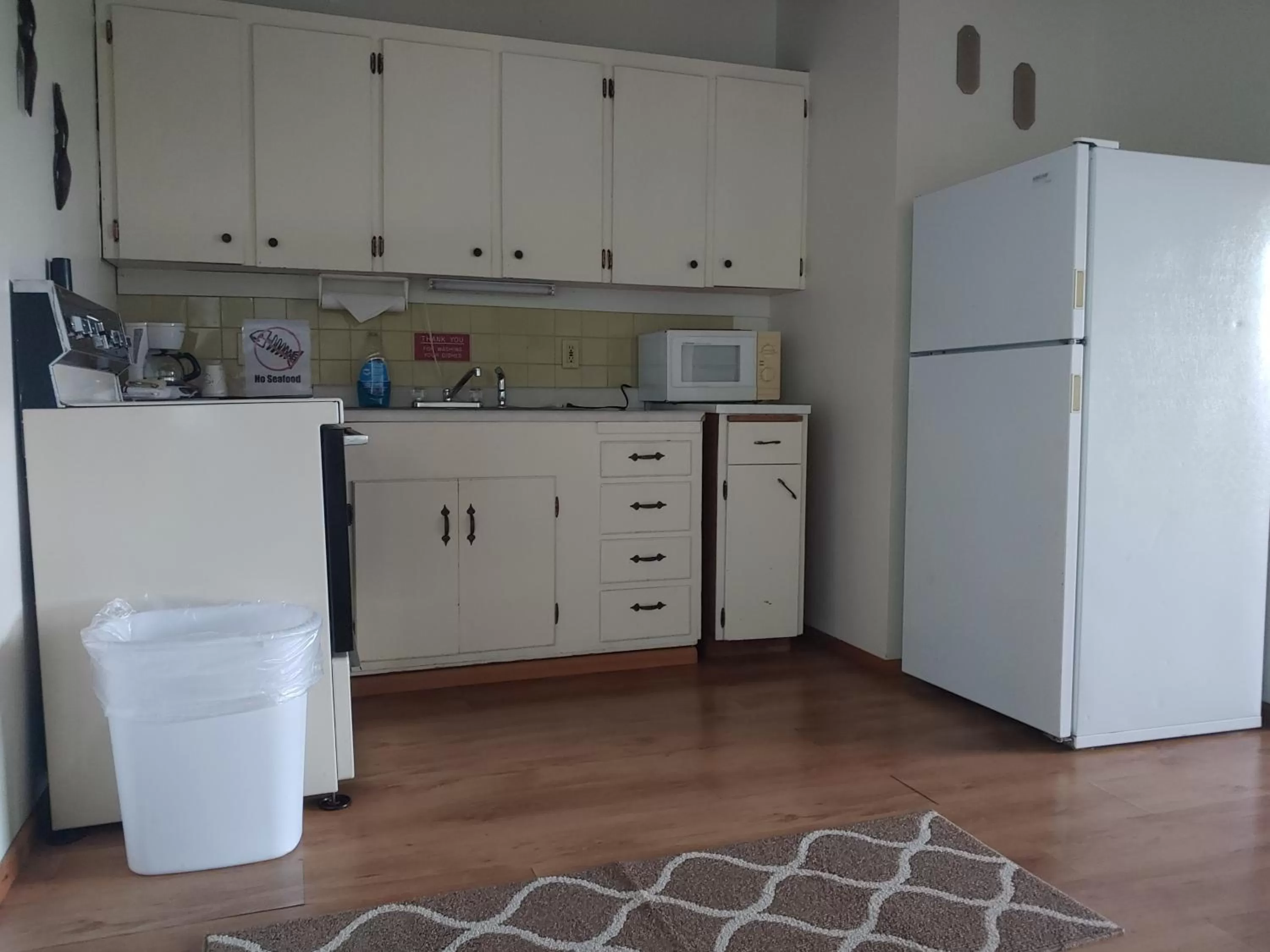 Kitchen or kitchenette in The Dublin House Motel