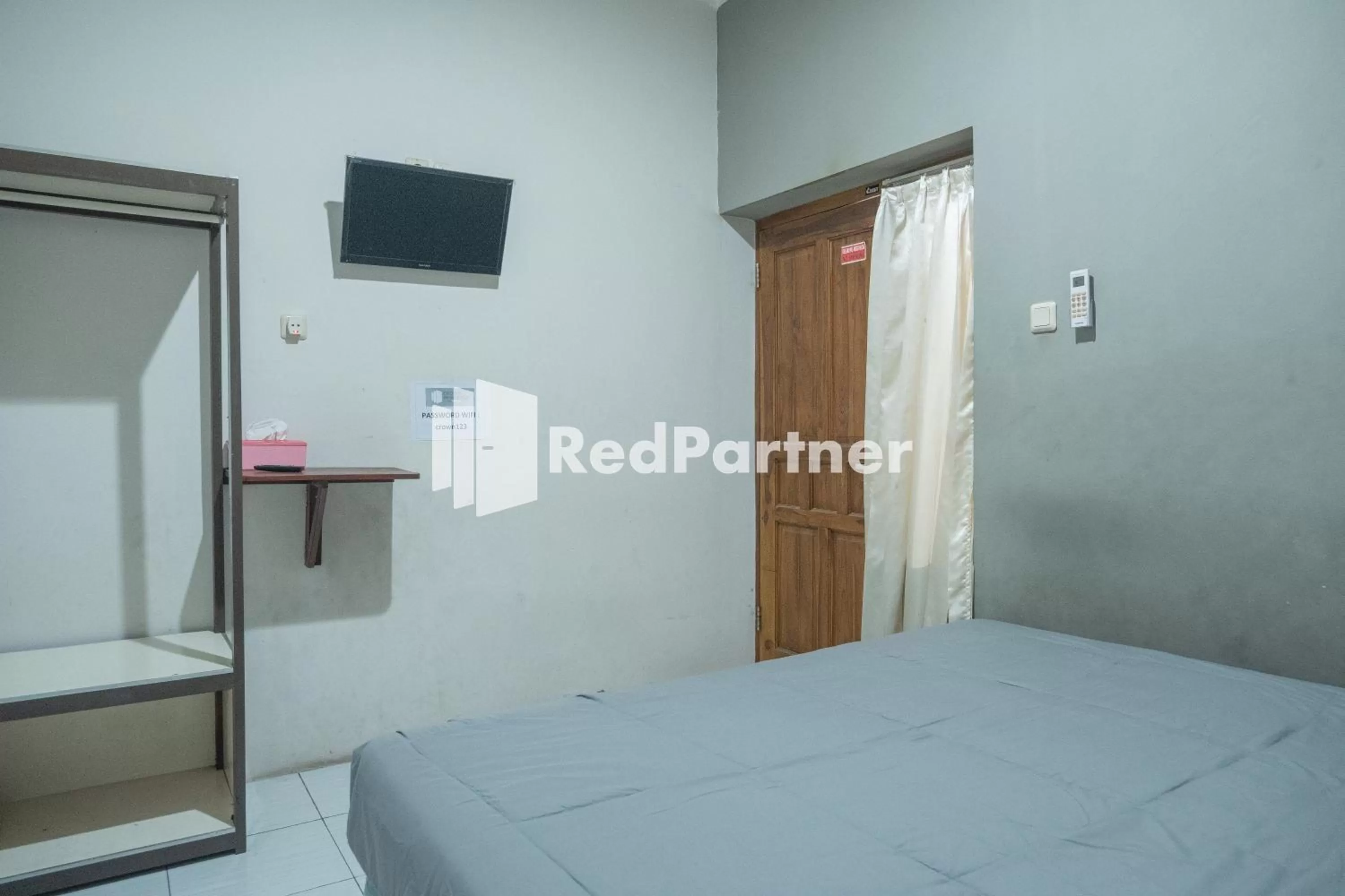 Bedroom, Bed in Crown Residence near Tugu Yogyakarta RedPartner