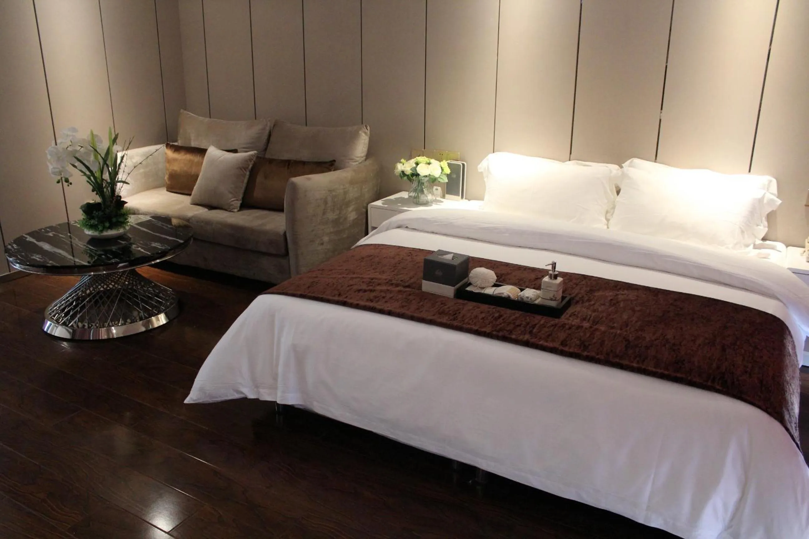 Decorative detail, Bed in Days Inn Business Place Goldwin Yantai