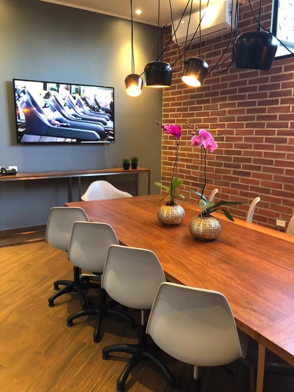 People in Hotel Reina Isabel