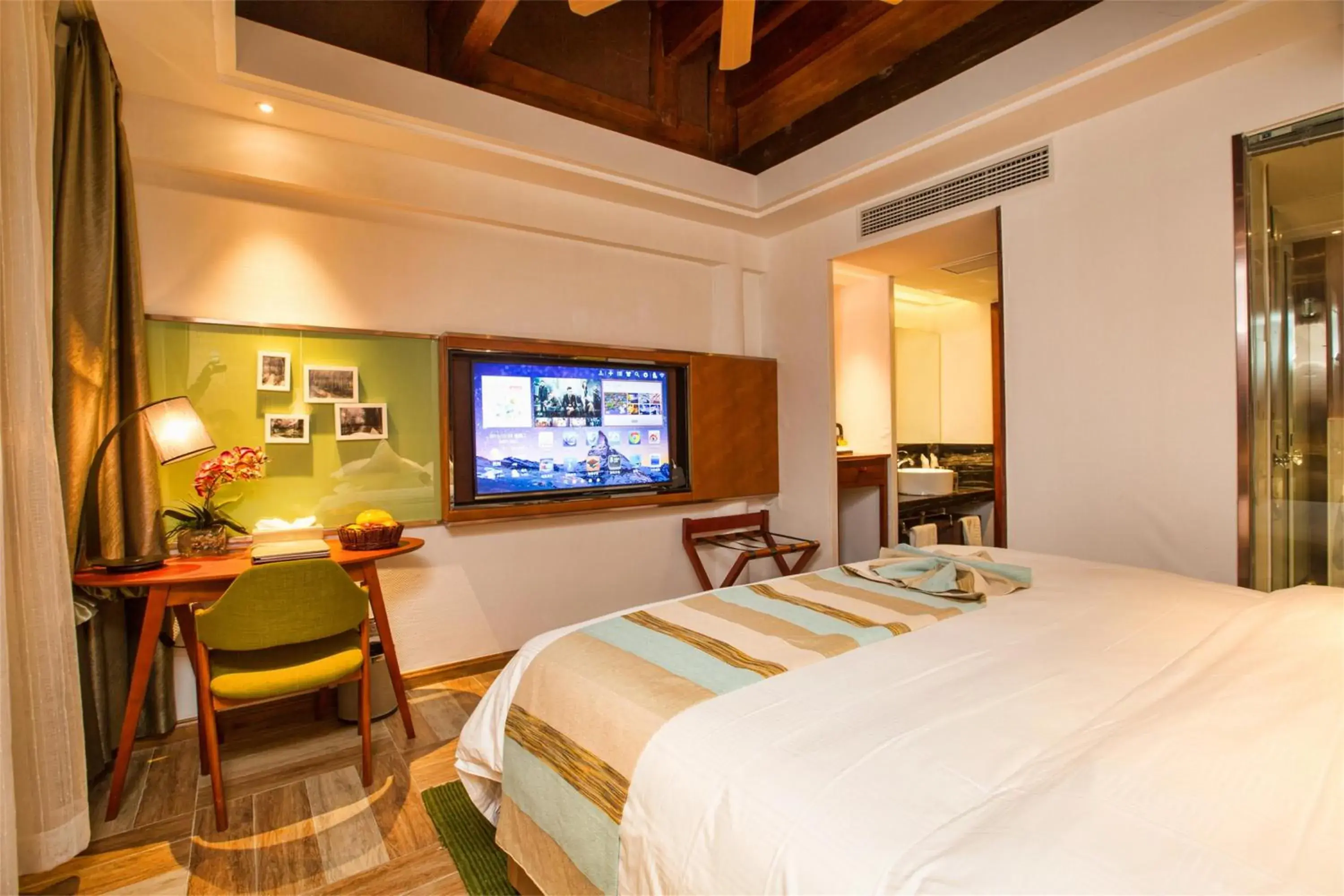 Bedroom, TV/Entertainment Center in Yurong West-Lake-Cottage Holiday Hotel Hangzhou