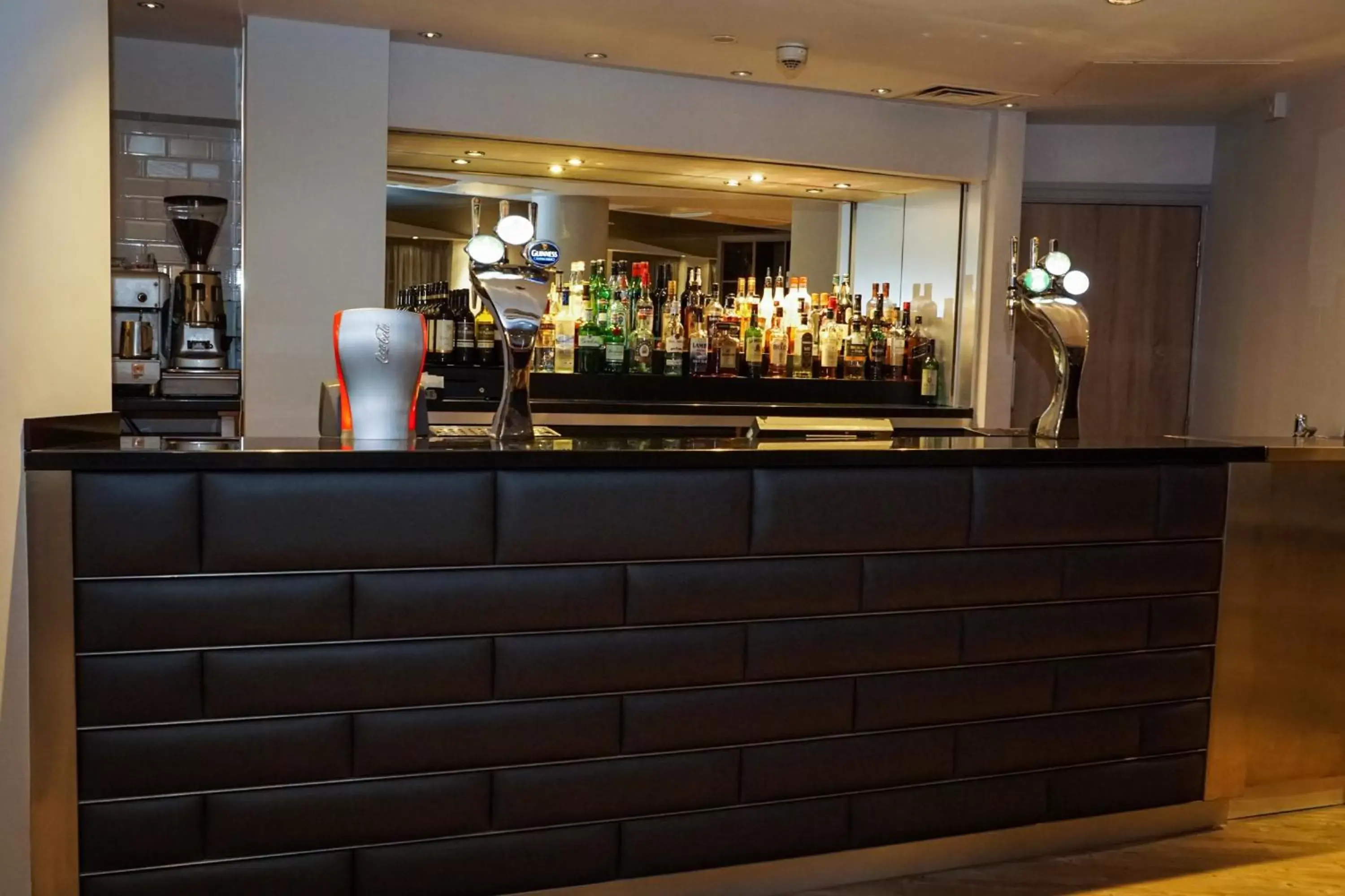 Lounge or bar in Holiday Inn Ellesmere Port/Cheshire Oaks, an IHG Hotel