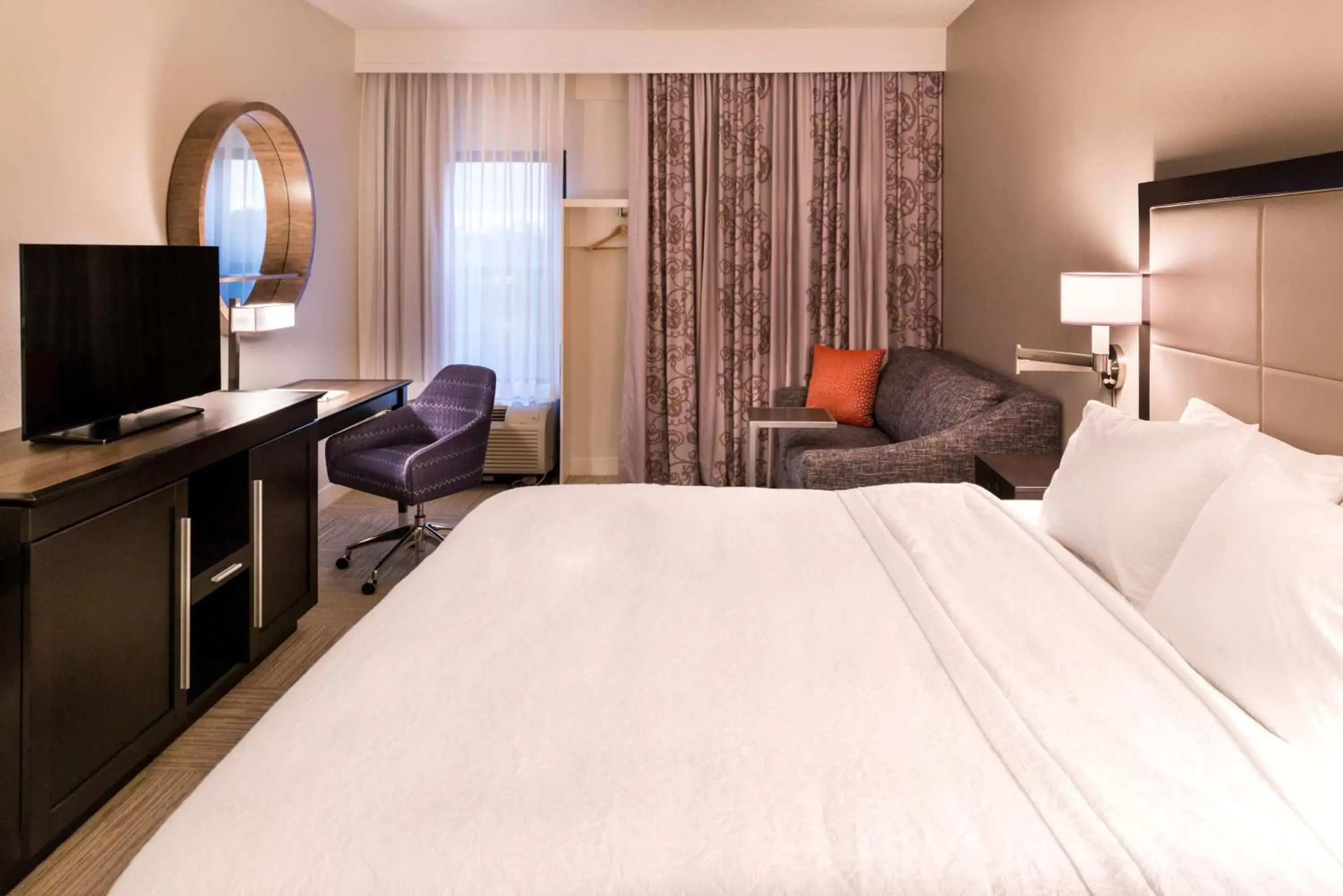 Bed in Hampton Inn & Suites Orlando-East UCF