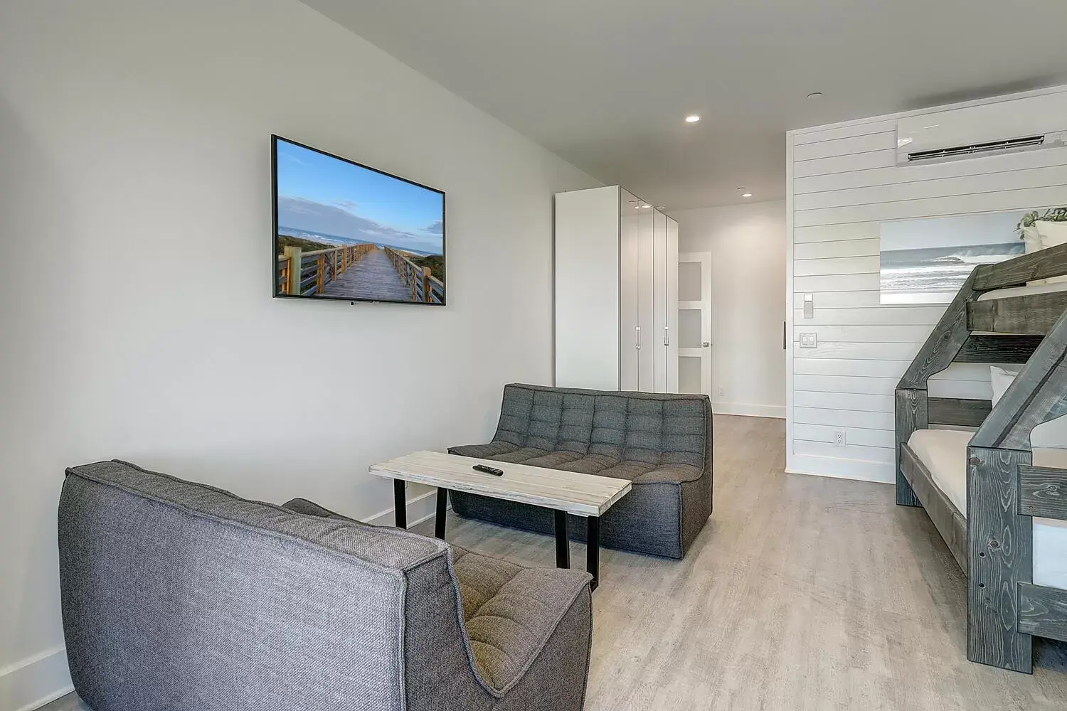 Bedroom, Seating Area in Lively Beach