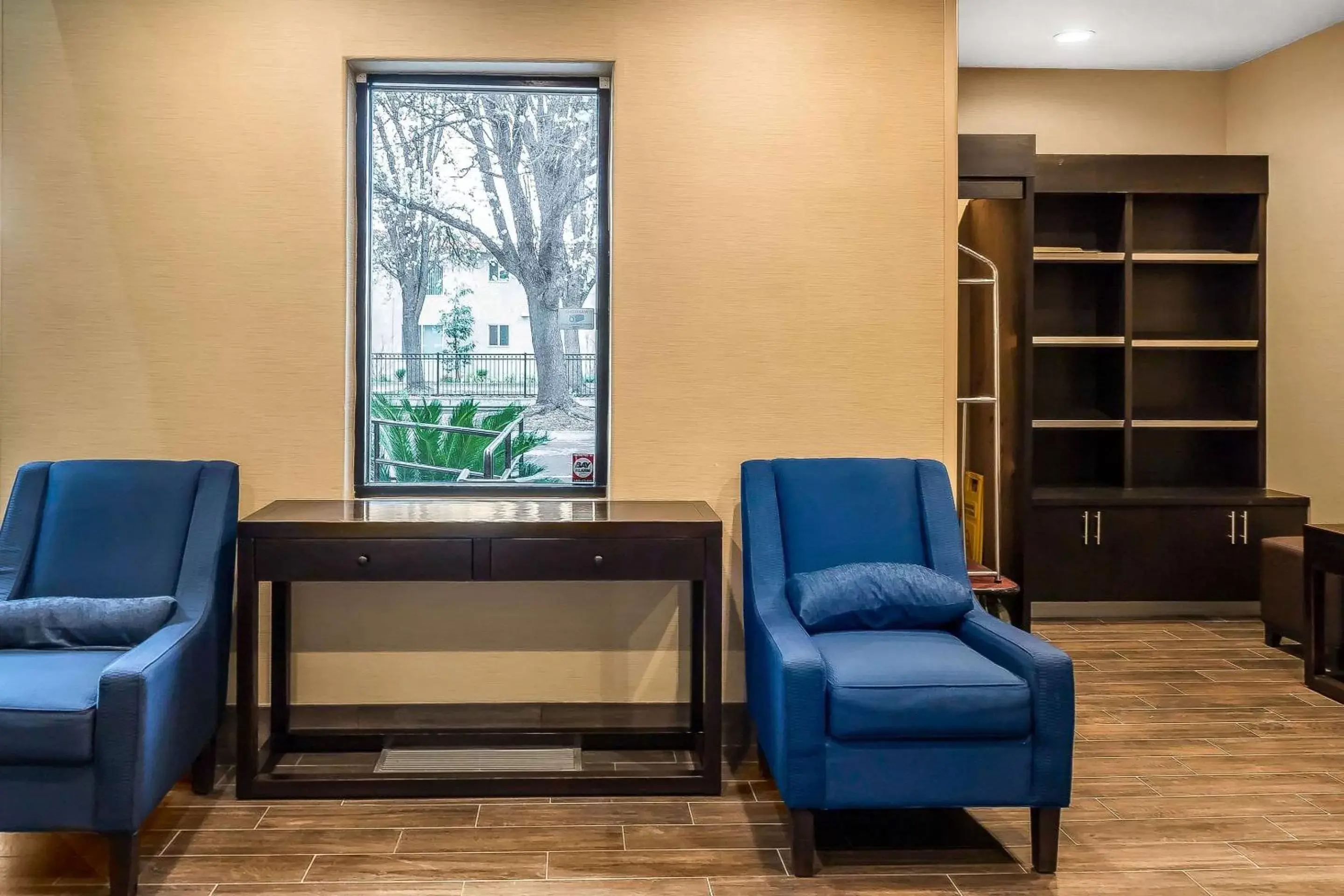 Lobby or reception, Seating Area in Comfort Suites San Jose Airport