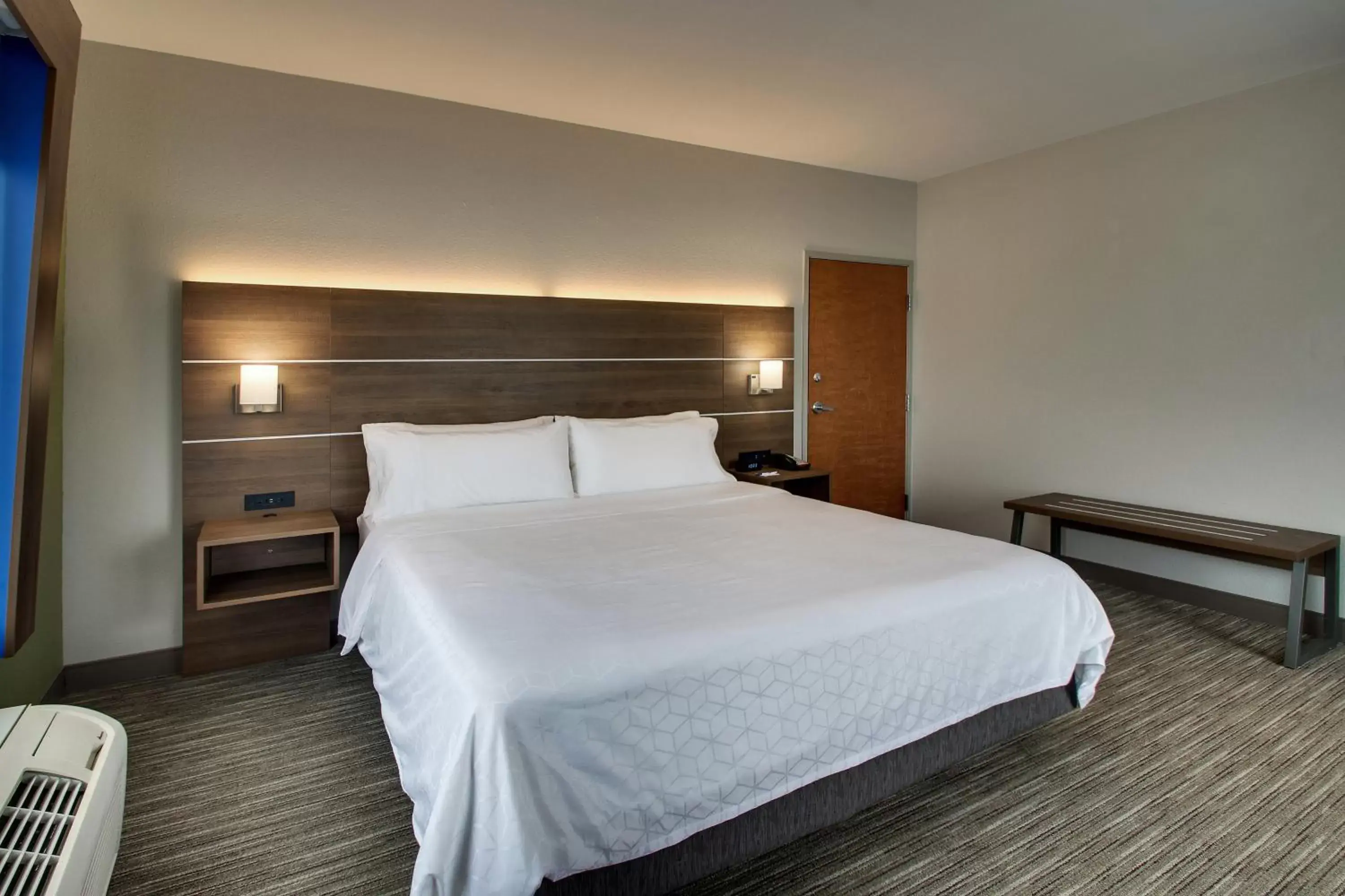 Photo of the whole room, Bed in Holiday Inn Express Hotel & Suites Waukegan/Gurnee, an IHG Hotel