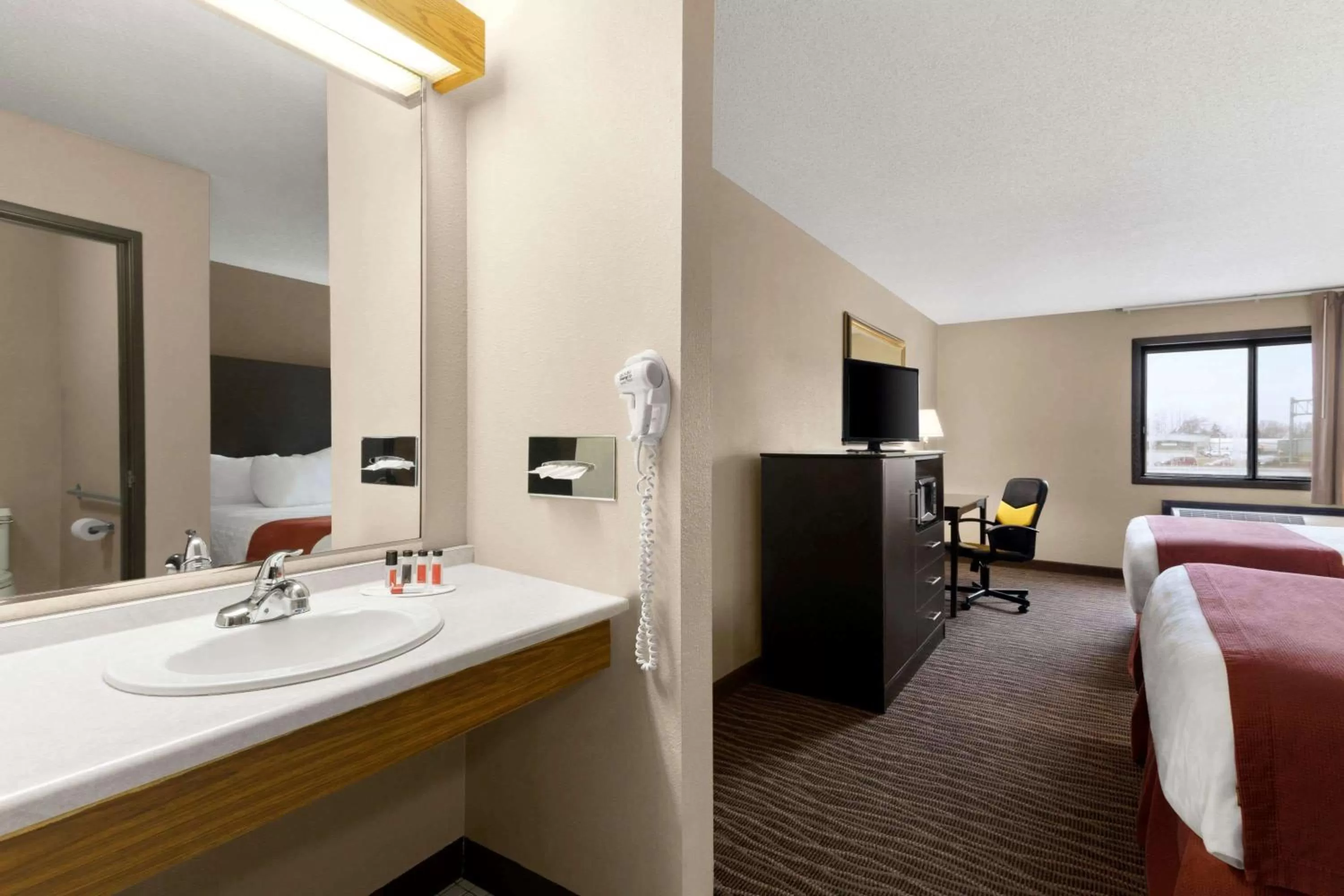 Photo of the whole room, Bed in Baymont by Wyndham Sioux Falls North,I-29,Russell St, Airport